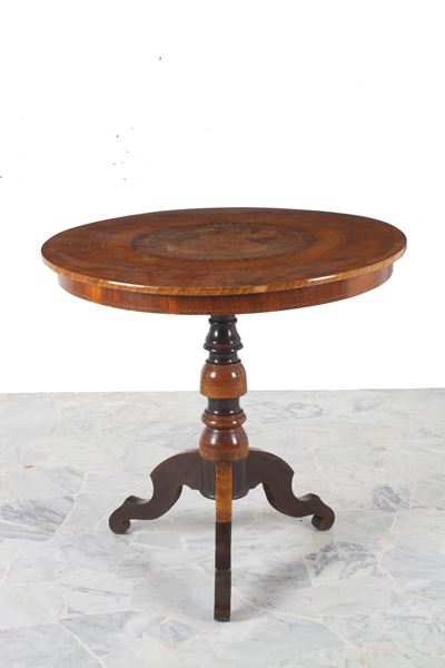Tavolino intarsiato con San Giorgio, legno, Italia meridionale, XIX secolo