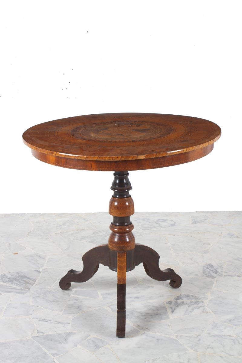 Tavolino intarsiato con San Giorgio, legno, Italia meridionale, XIX secolo