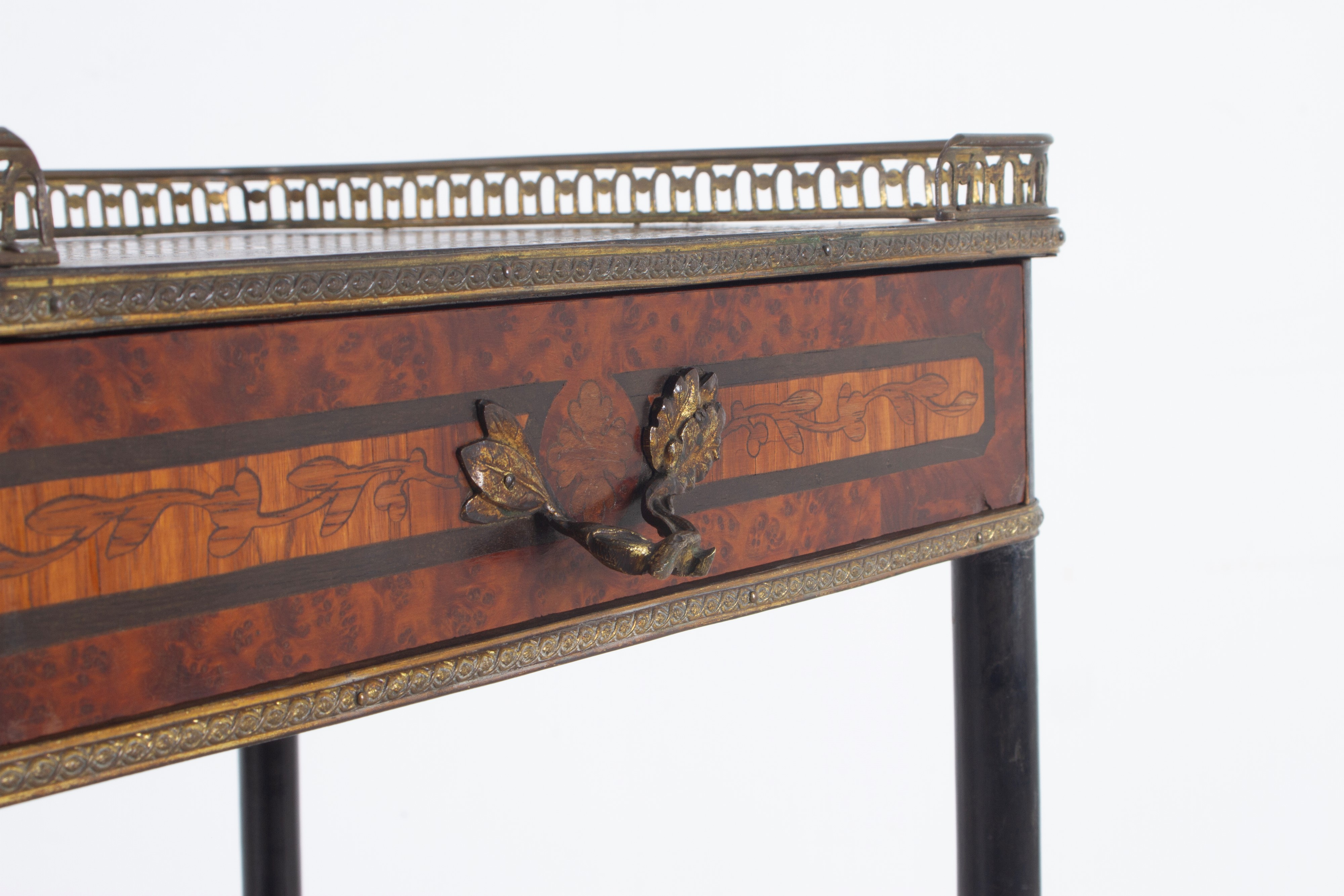 Etagere, legno intarsiato con finiture in bronzo, XIX secolo