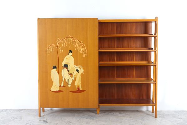 Mobile in legno con scena di vita orientale