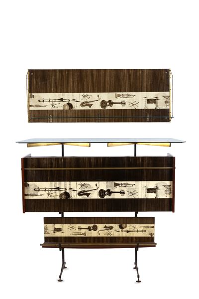 Bancone da bar in legno con dettagli decorativi