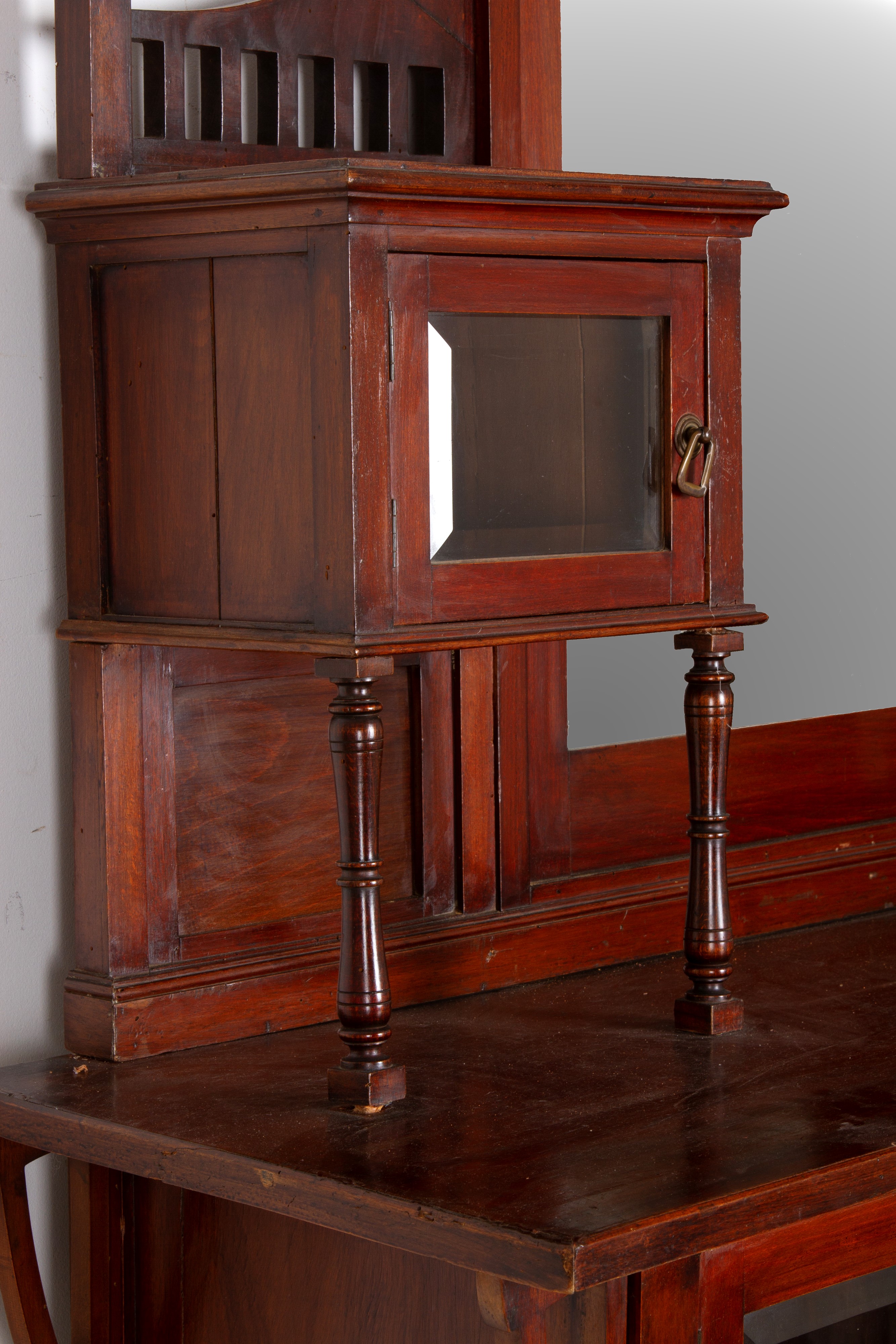 Credenza in legno, quattro sportelli e specchiera molata, Sicilia, Anni '40