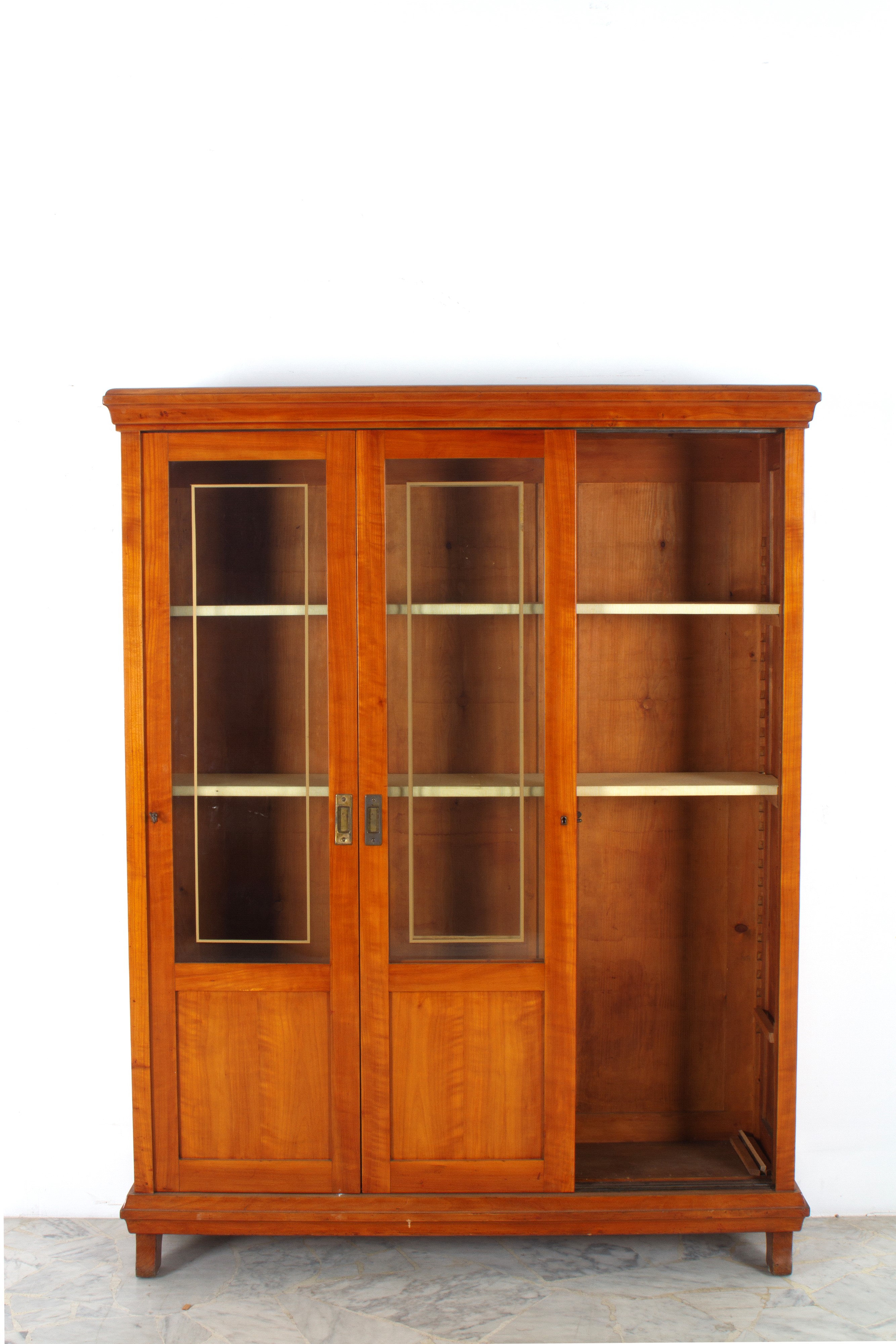 Vetrina in legno, tre ante scorrevoli, Inizi XX secolo