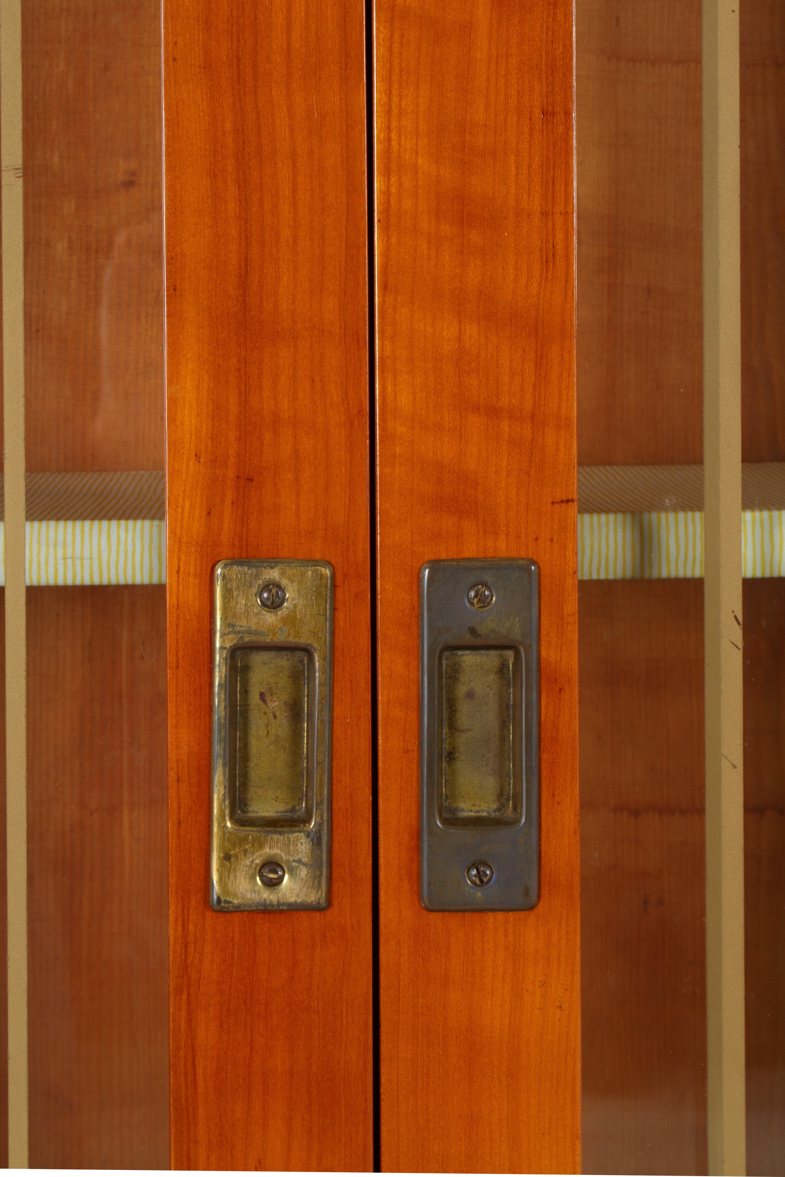 Vetrina in legno, tre ante scorrevoli, Inizi XX secolo