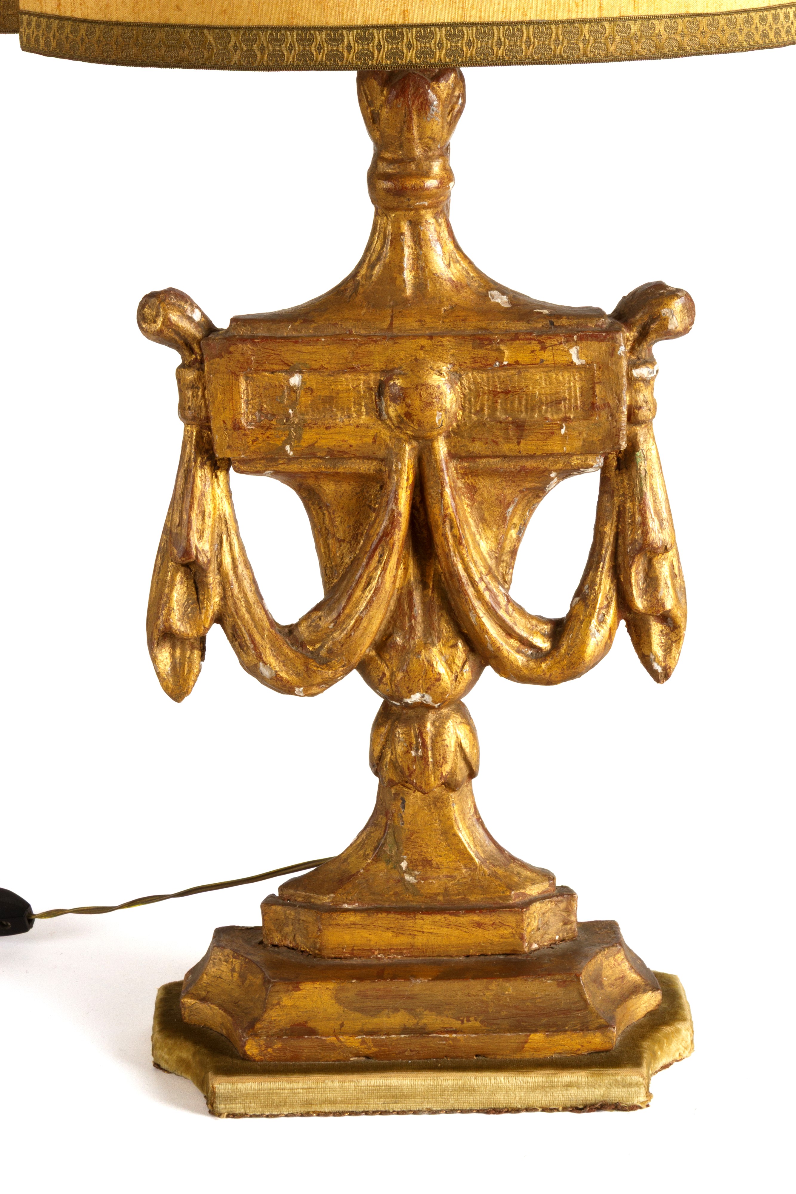 Coppia di fregi montati a lampada in legno dorato, fine XVIII secolo