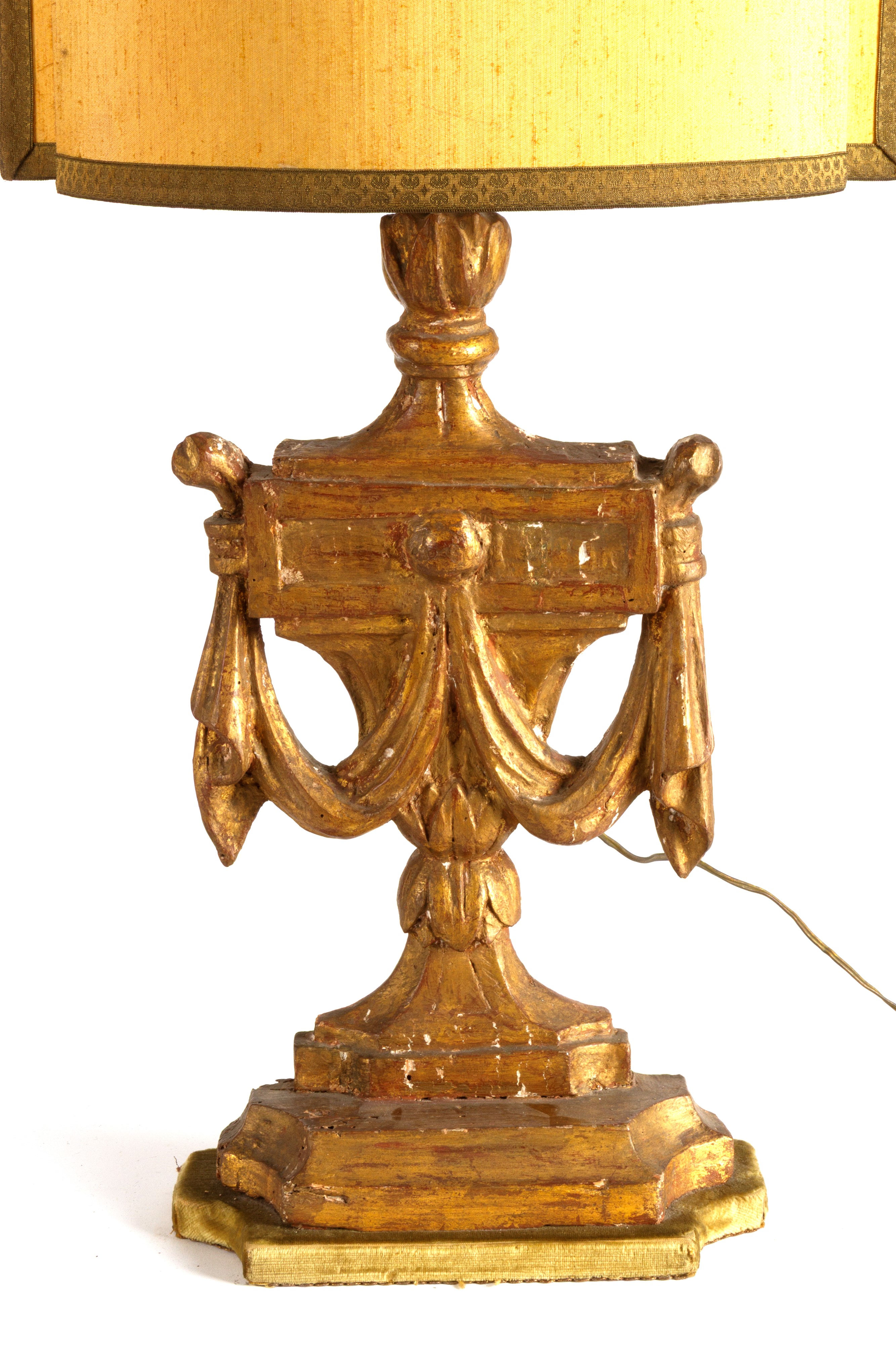 Coppia di fregi montati a lampada in legno dorato, fine XVIII secolo