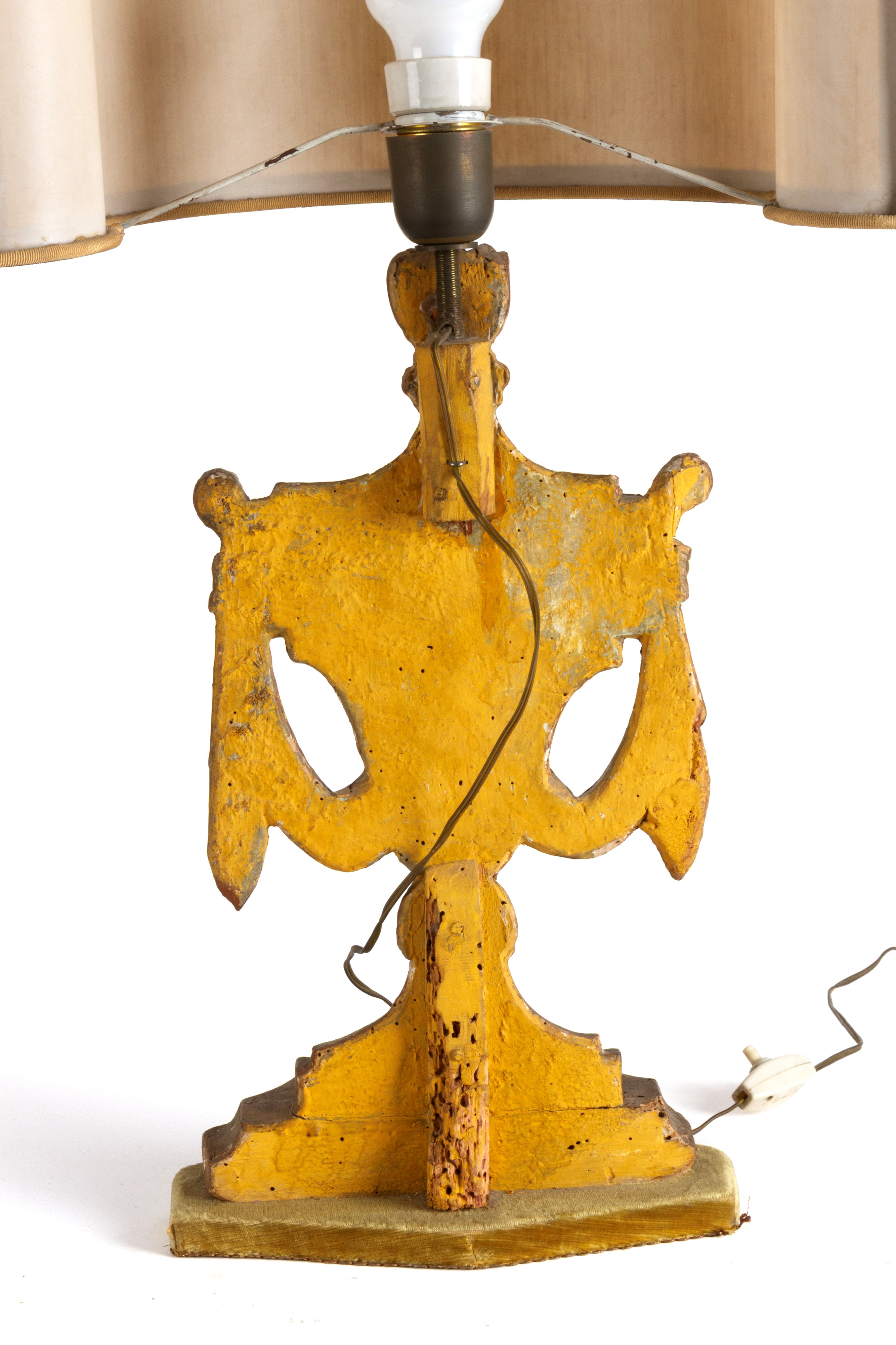 Coppia di fregi montati a lampada in legno dorato, fine XVIII secolo