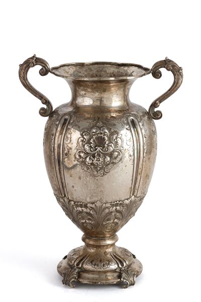 Vaso in argento 800, sbalzato e cesellato, XIX secolo