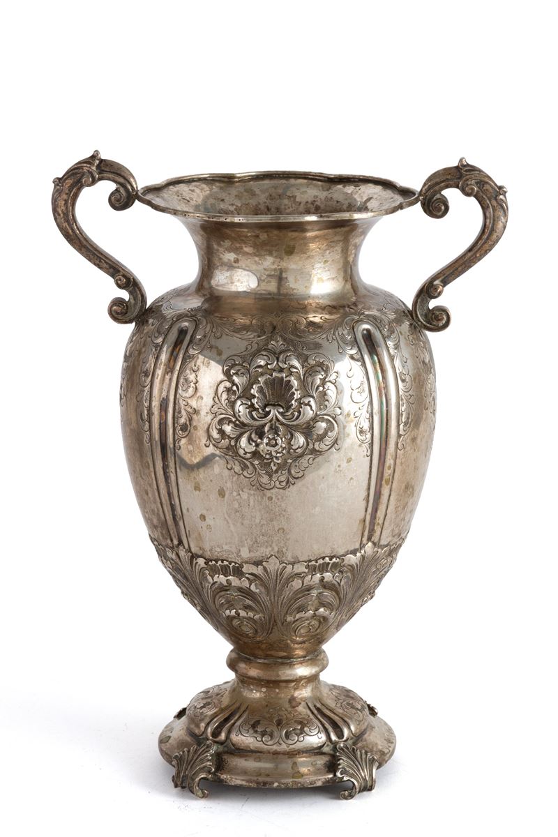 Vaso in argento 800, sbalzato e cesellato, XIX secolo