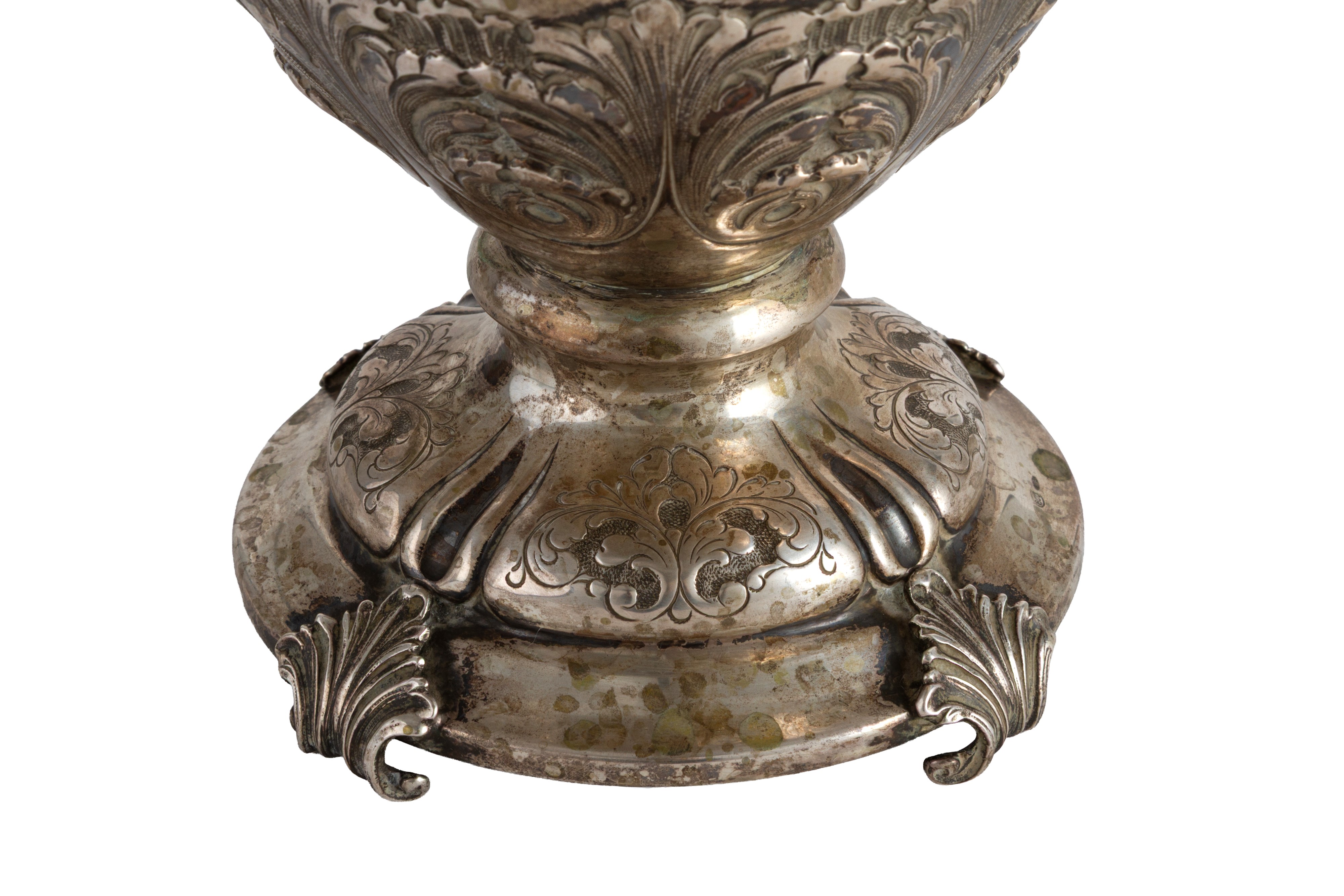 Vaso in argento 800, sbalzato e cesellato, XIX secolo