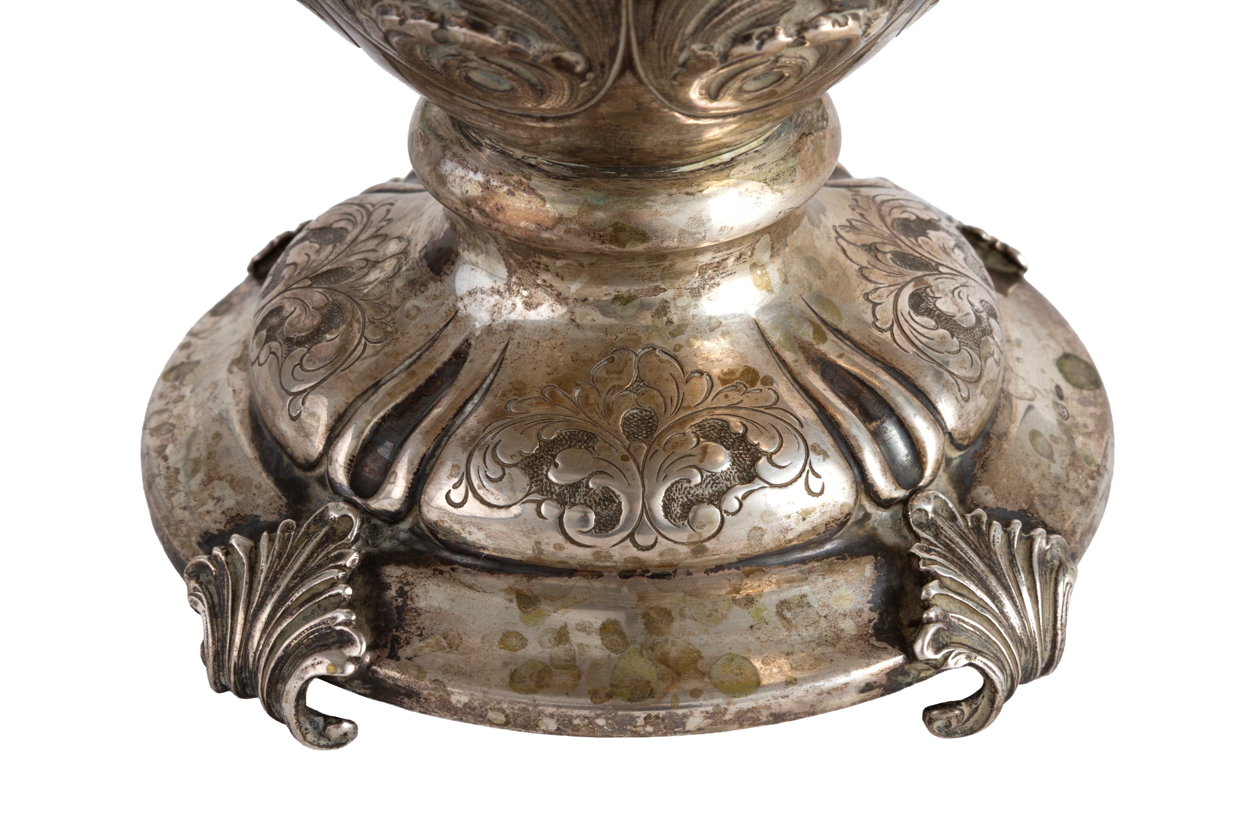Vaso in argento 800, sbalzato e cesellato, XIX secolo