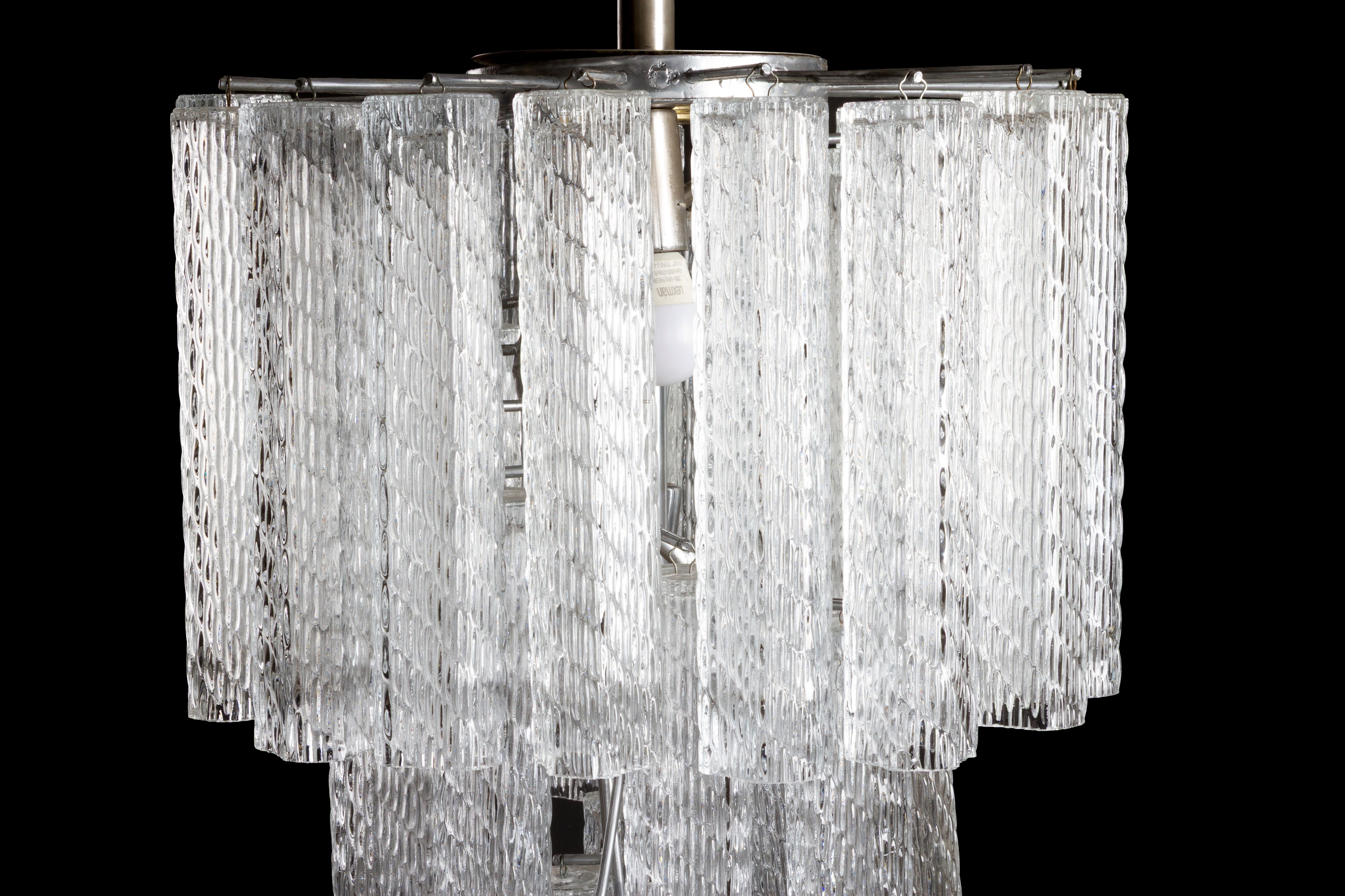 Lampadario, Quattro luci in metallo con vetri corteccia, Anni '60
