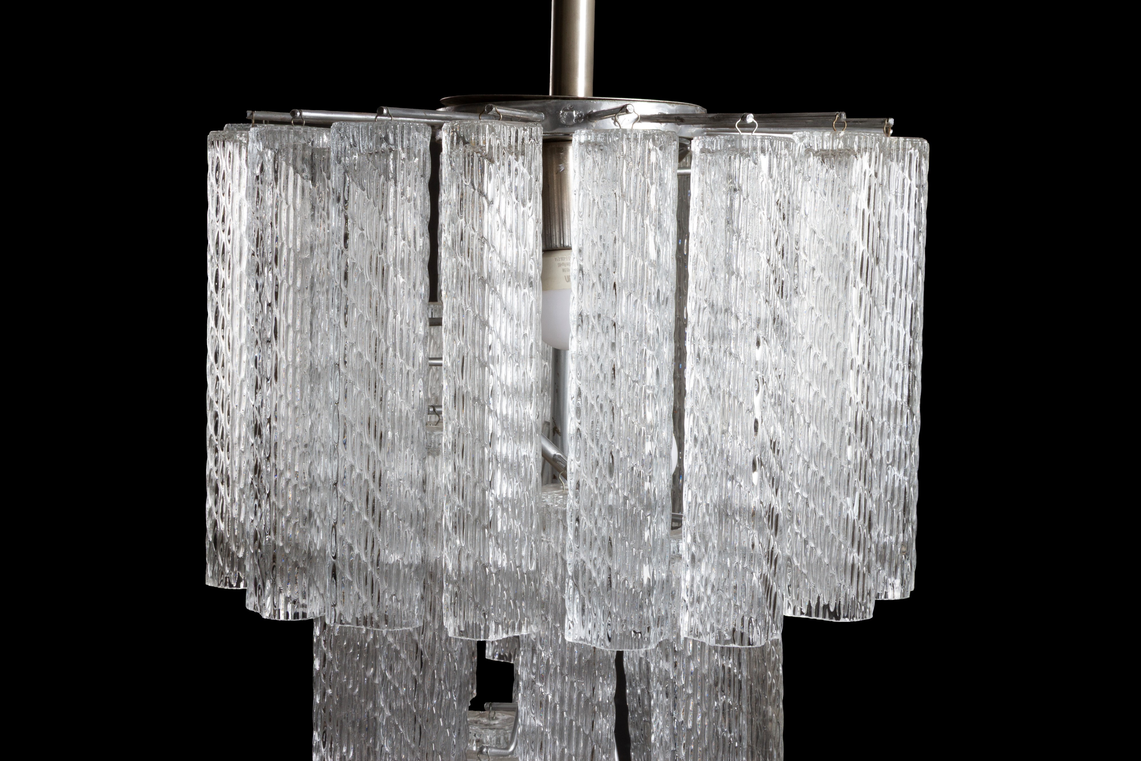Lampadario, Quattro luci in metallo con vetri corteccia, Anni '60