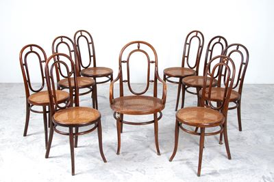 Thonet, Set di otto sedie e una poltrona in legno curvato con sedute in paglia di Vienna