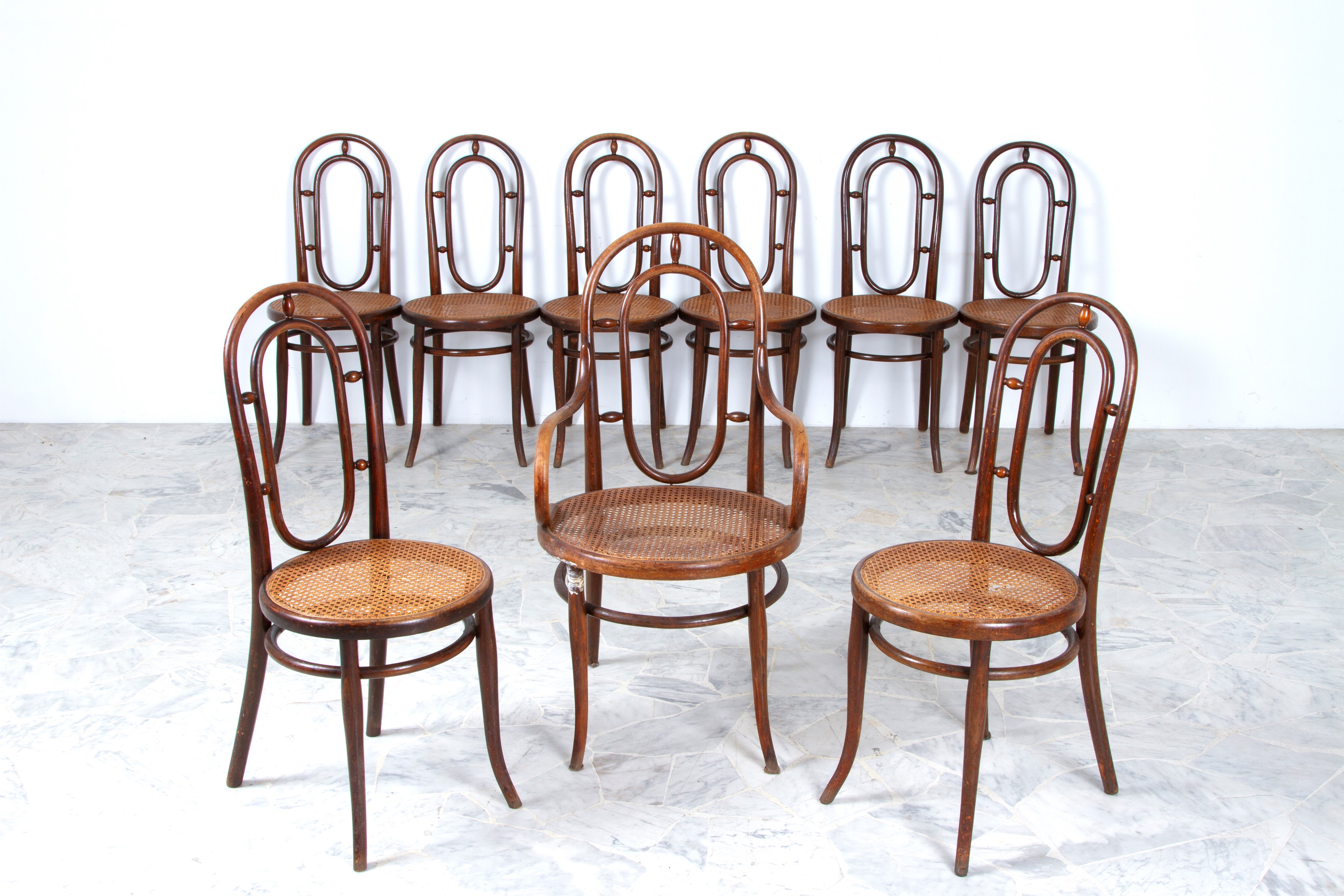 Thonet, Set di otto sedie e una poltrona in legno curvato con sedute in paglia di Vienna