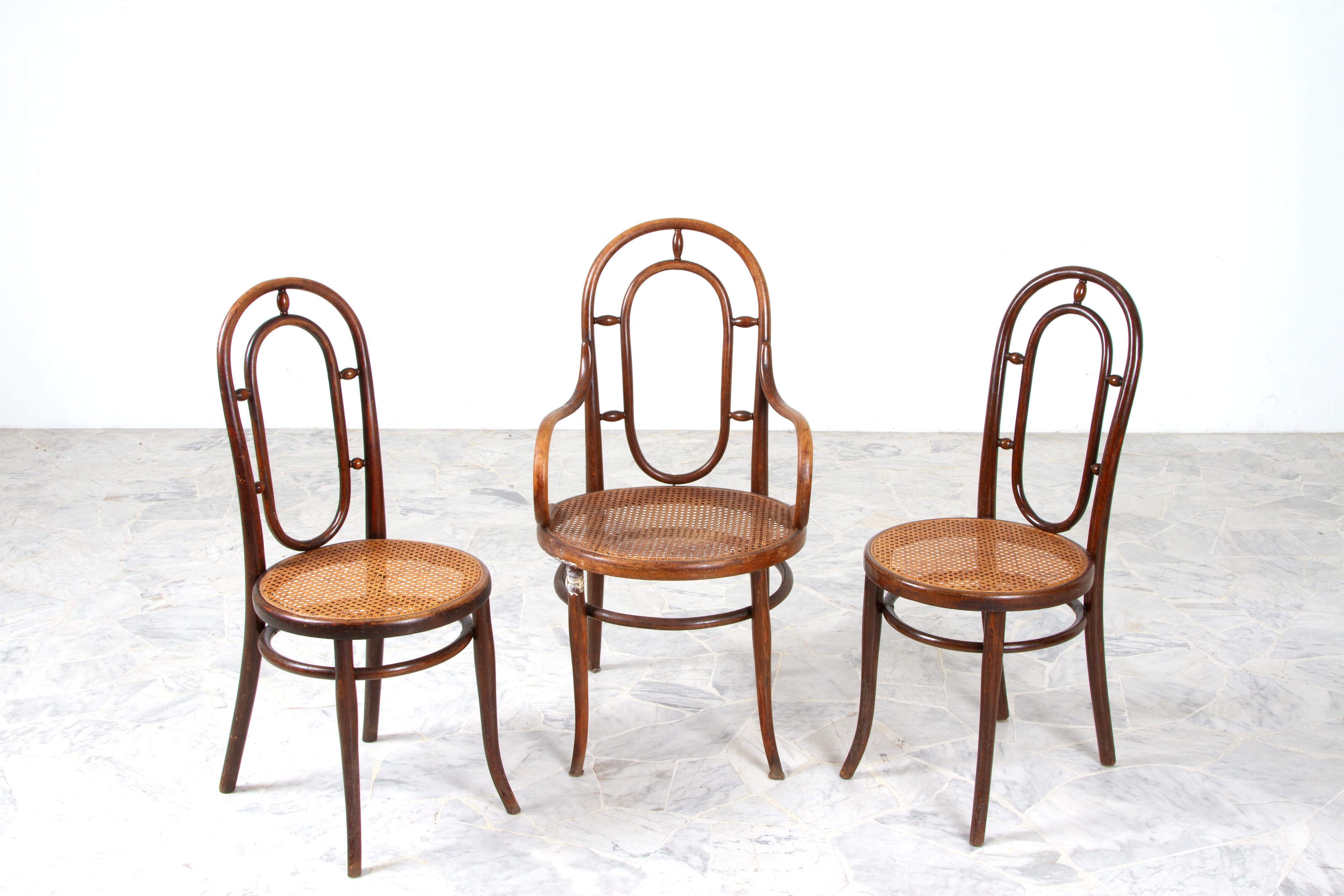 Thonet, Set di otto sedie e una poltrona in legno curvato con sedute in paglia di Vienna