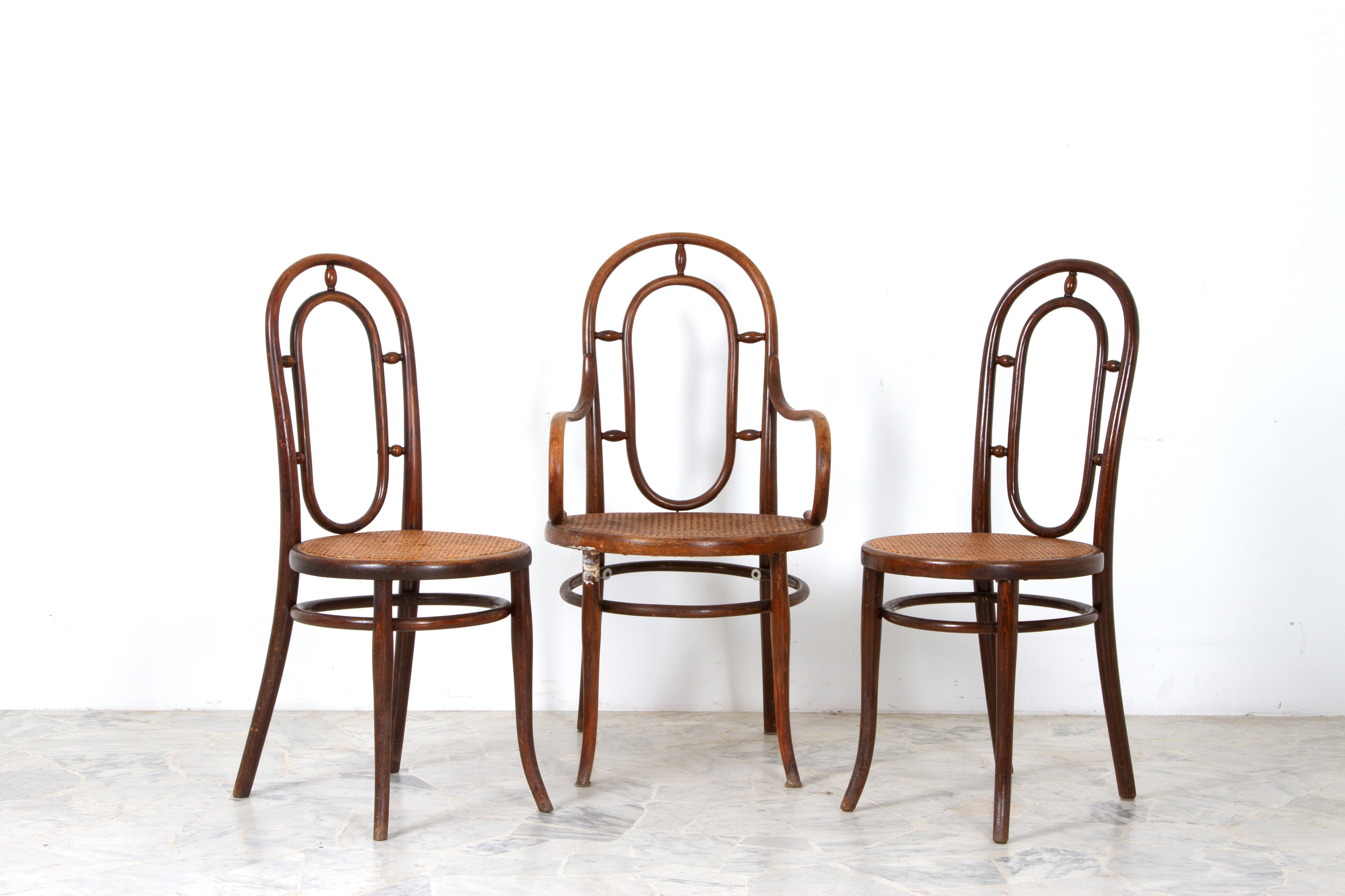 Thonet, Set di otto sedie e una poltrona in legno curvato con sedute in paglia di Vienna