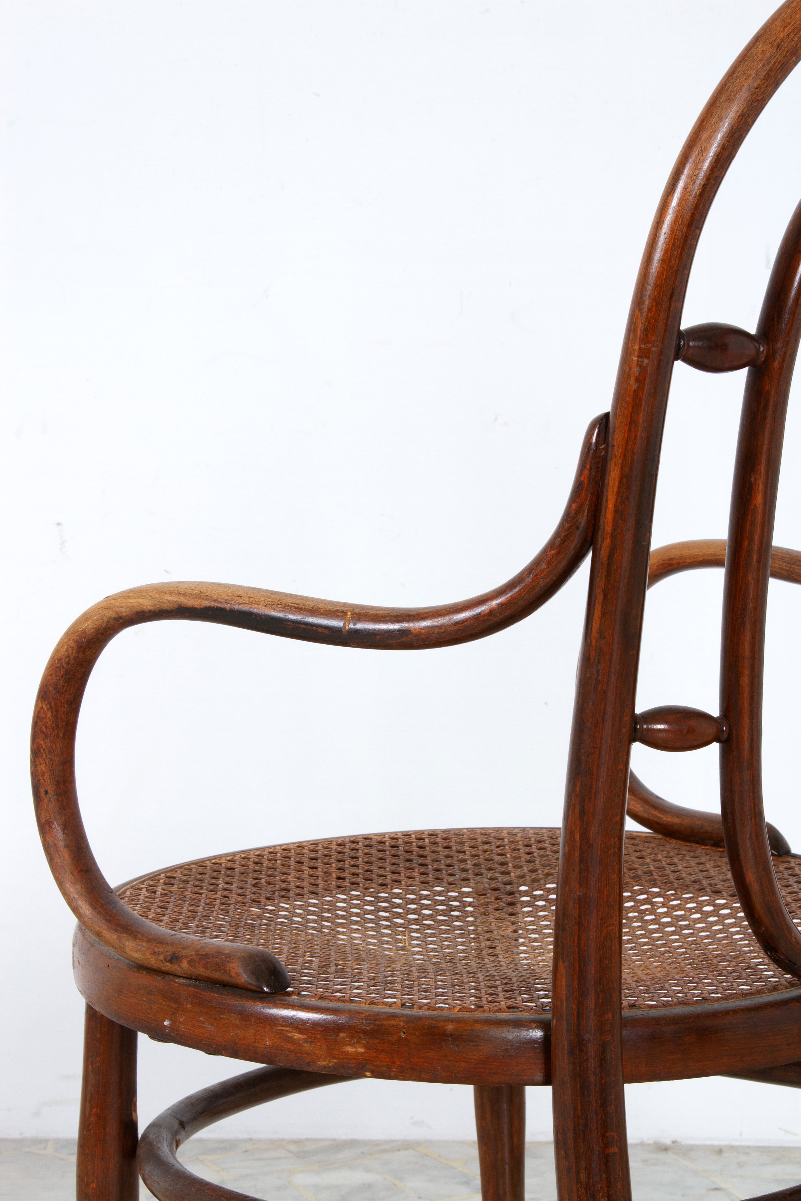 Thonet, Set di otto sedie e una poltrona in legno curvato con sedute in paglia di Vienna