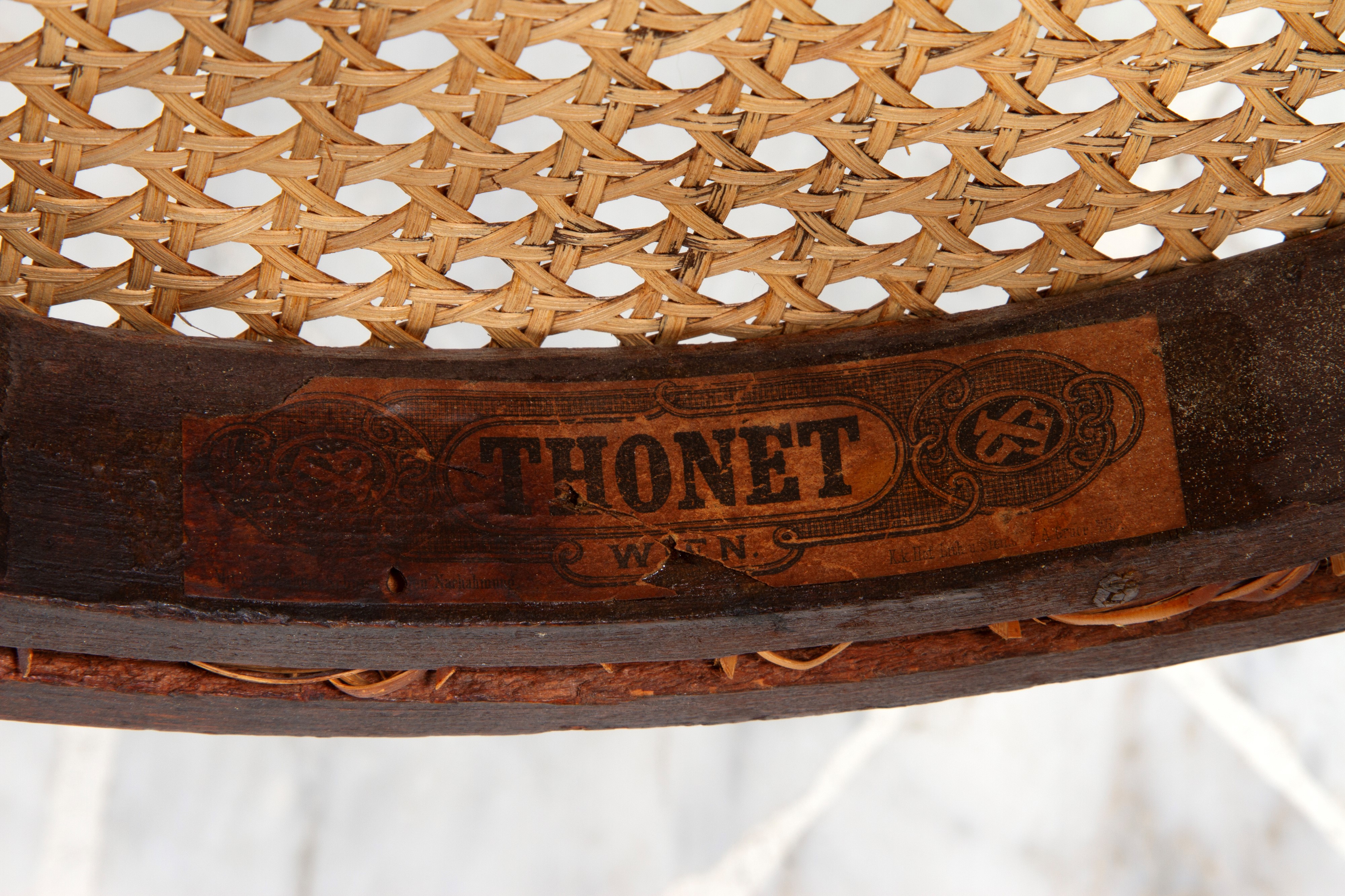 Thonet, Set di otto sedie e una poltrona in legno curvato con sedute in paglia di Vienna