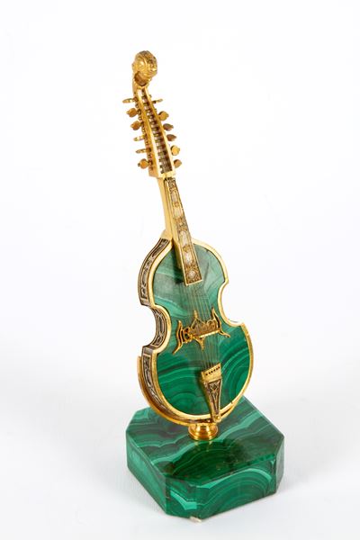 Modellino di viola da gamba in malachite e argento, XX secolo