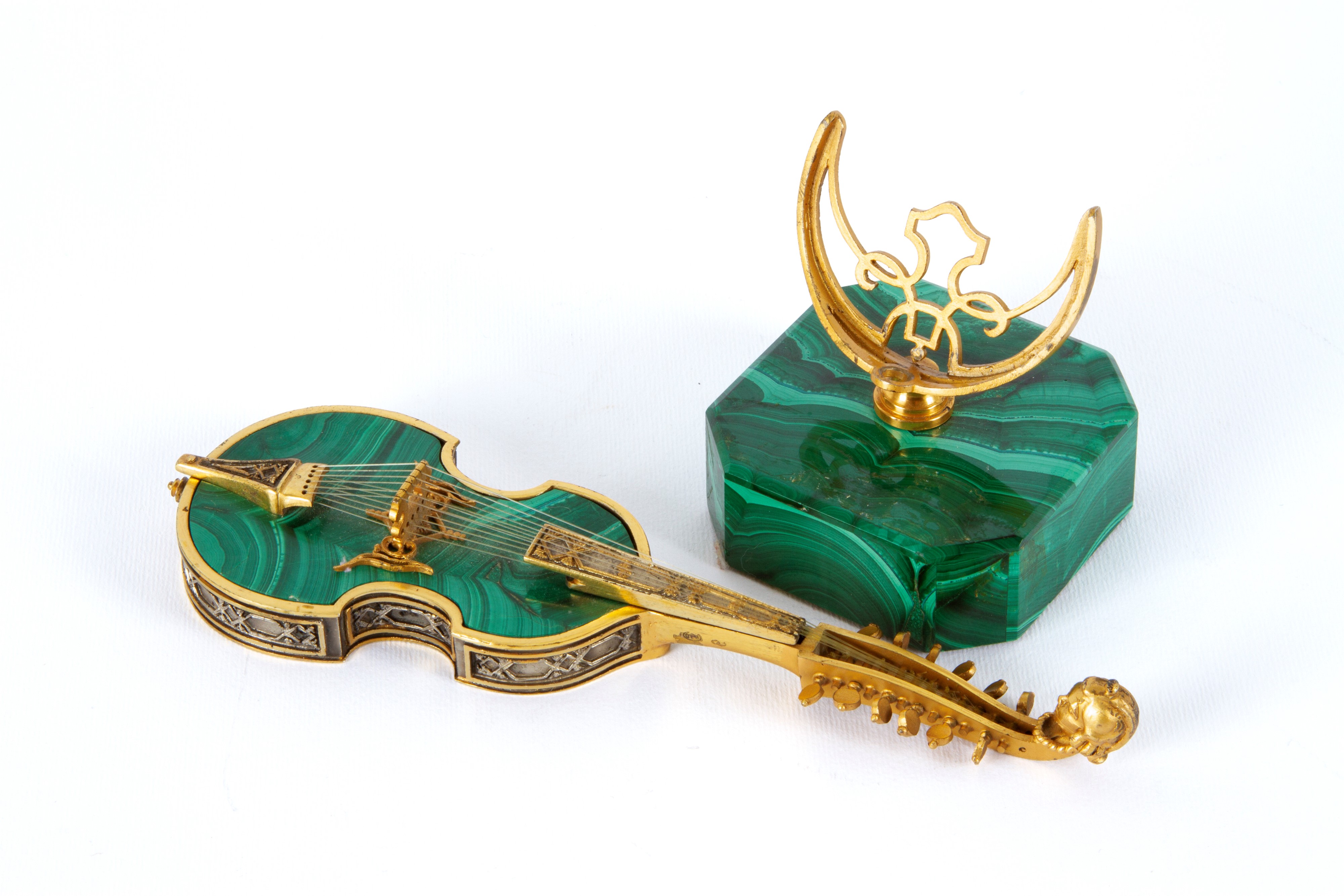 Modellino di viola da gamba in malachite e argento, XX secolo