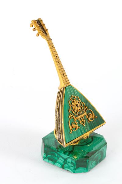 Modellino di balalaika in malachite e argento, XX secolo