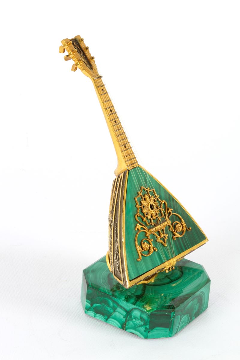 Modellino di balalaika in malachite e argento, XX secolo