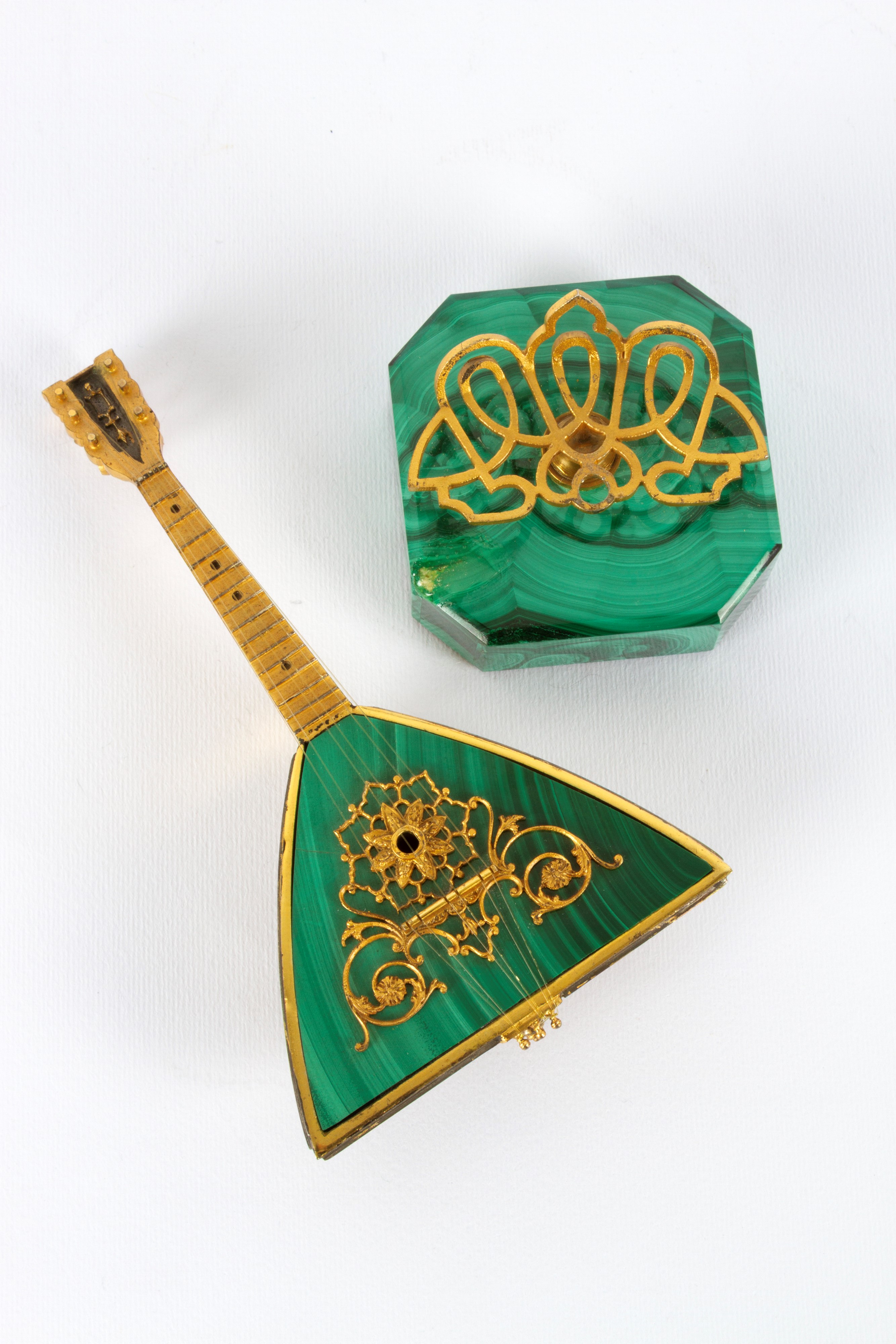 Modellino di balalaika in malachite e argento, XX secolo