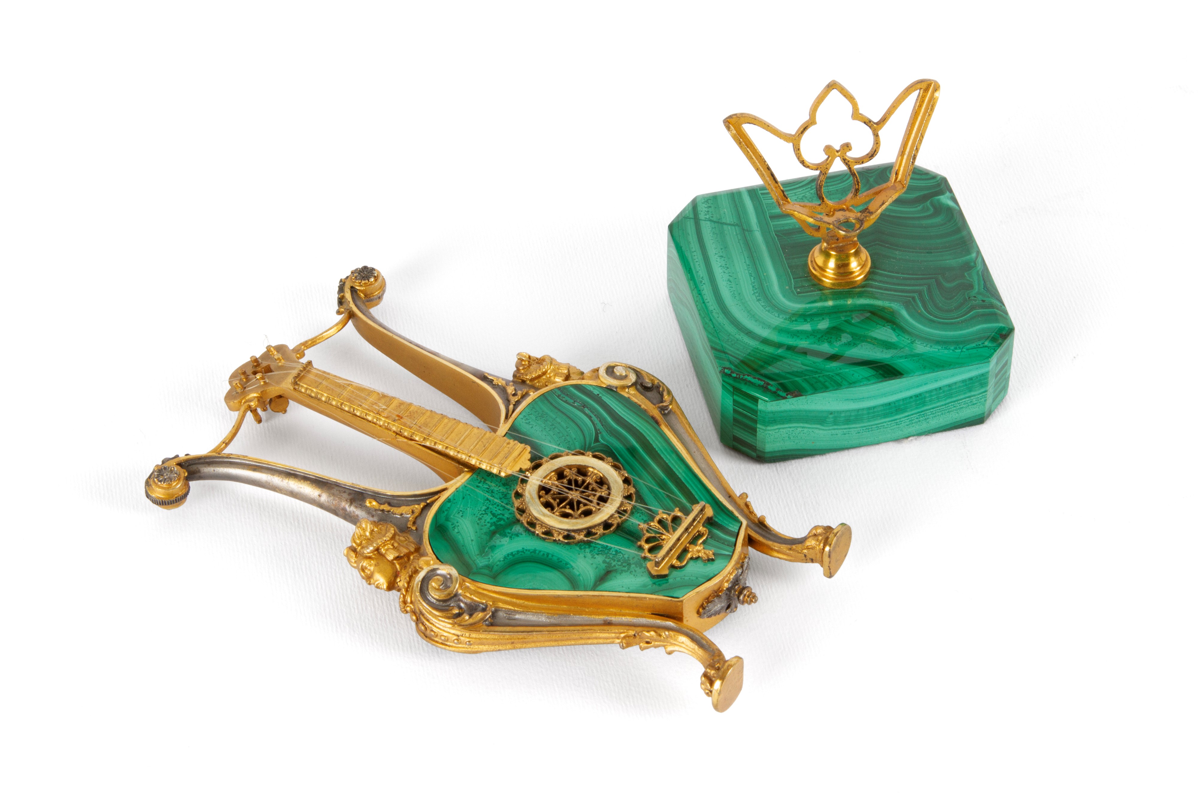 Modellino di cetra in malachite e argento, XX secolo