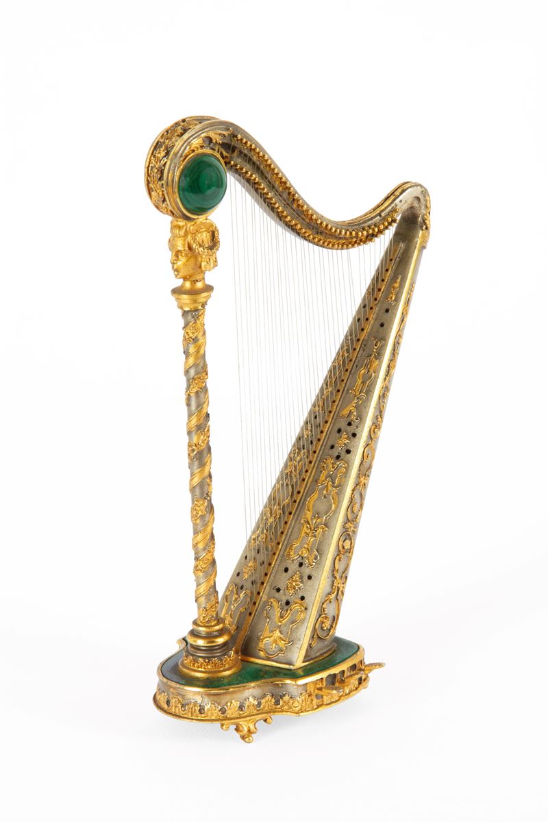 Modellino di arpa in malachite e argento cesellato, XX secolo