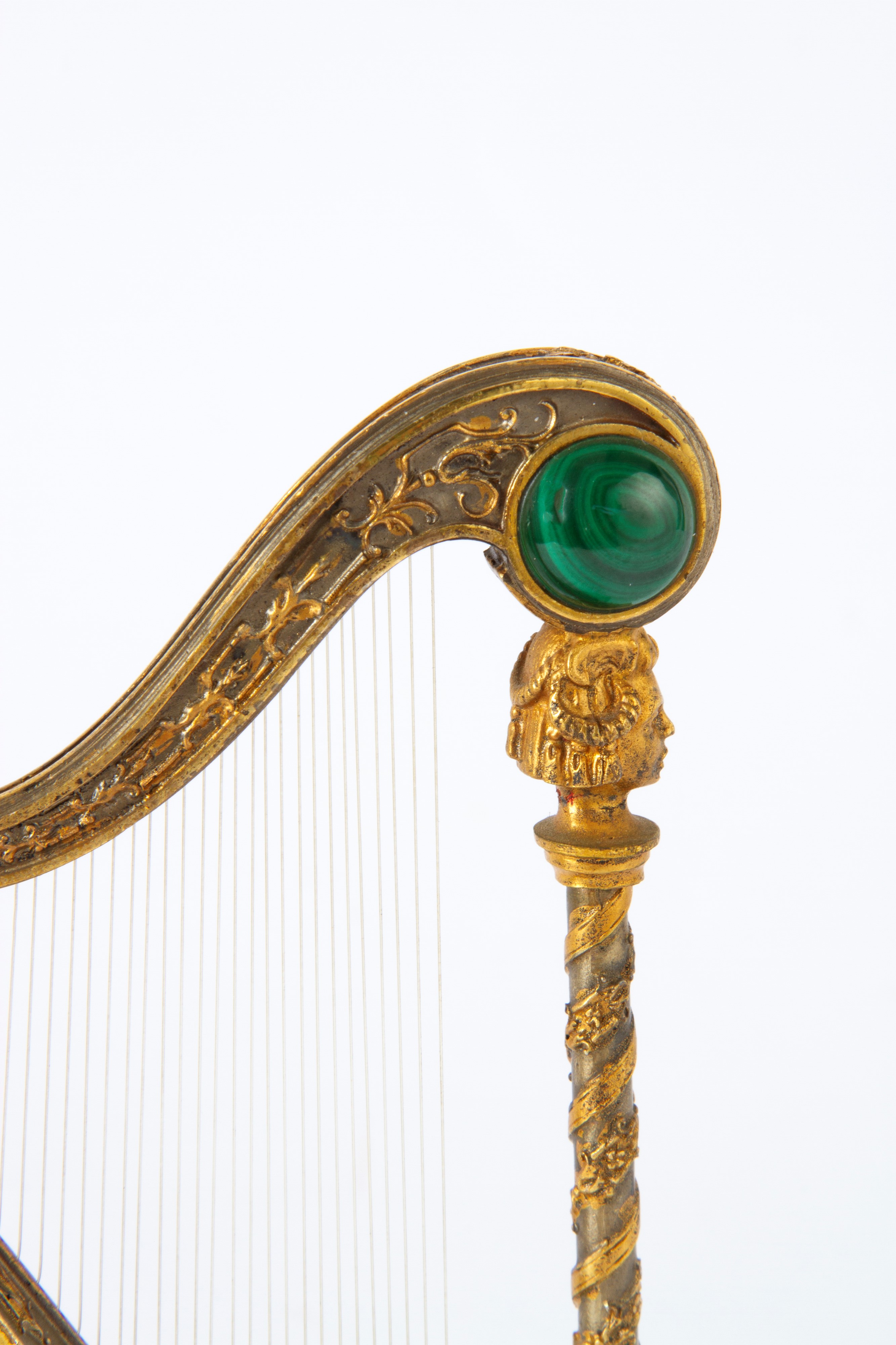 Modellino di arpa in malachite e argento cesellato, XX secolo