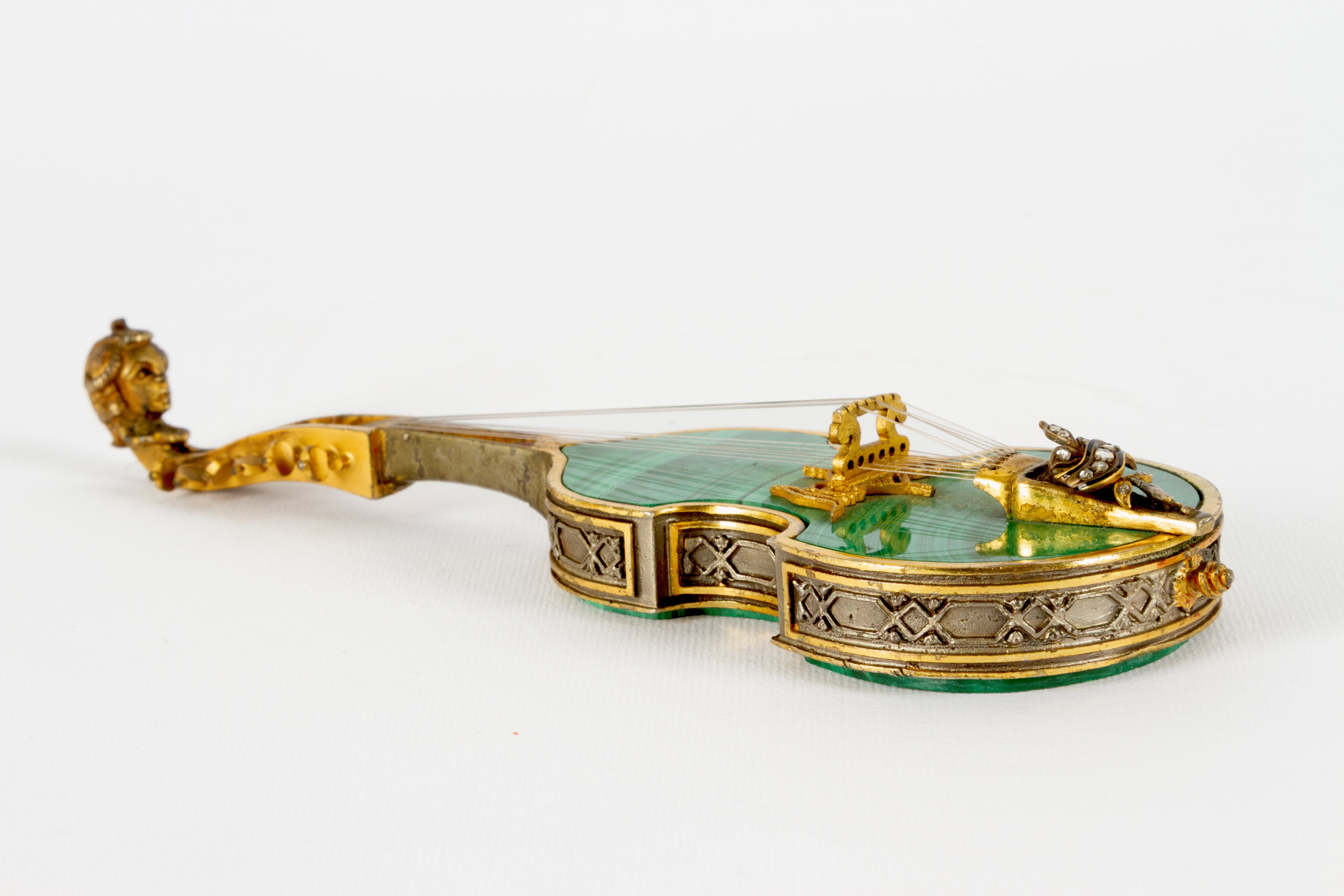 Modellino di viola da gamba in malachite e argento, XX secolo