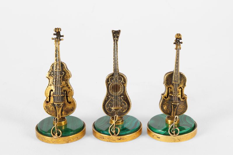 Tre modellini di strumenti musicali, malachite e argento cesellato, XX secolo