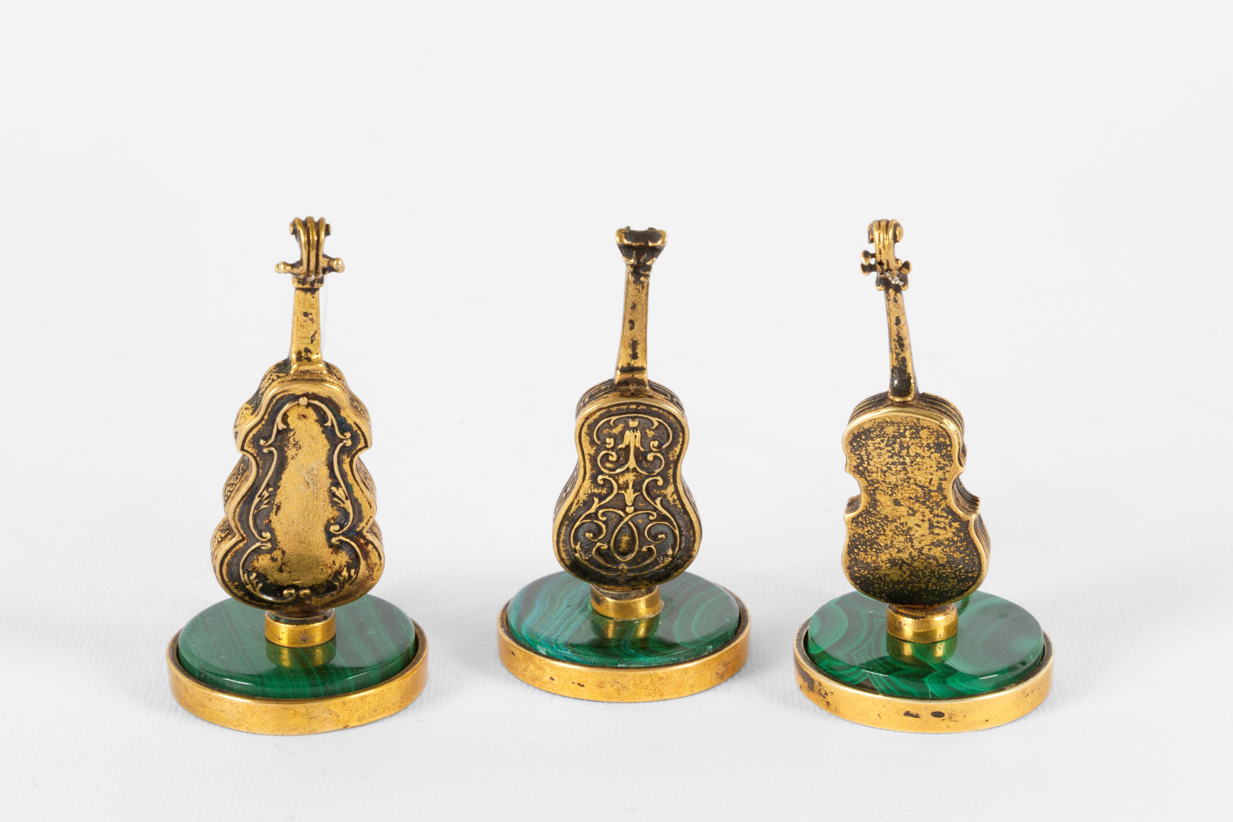 Tre modellini di strumenti musicali, malachite e argento cesellato, XX secolo