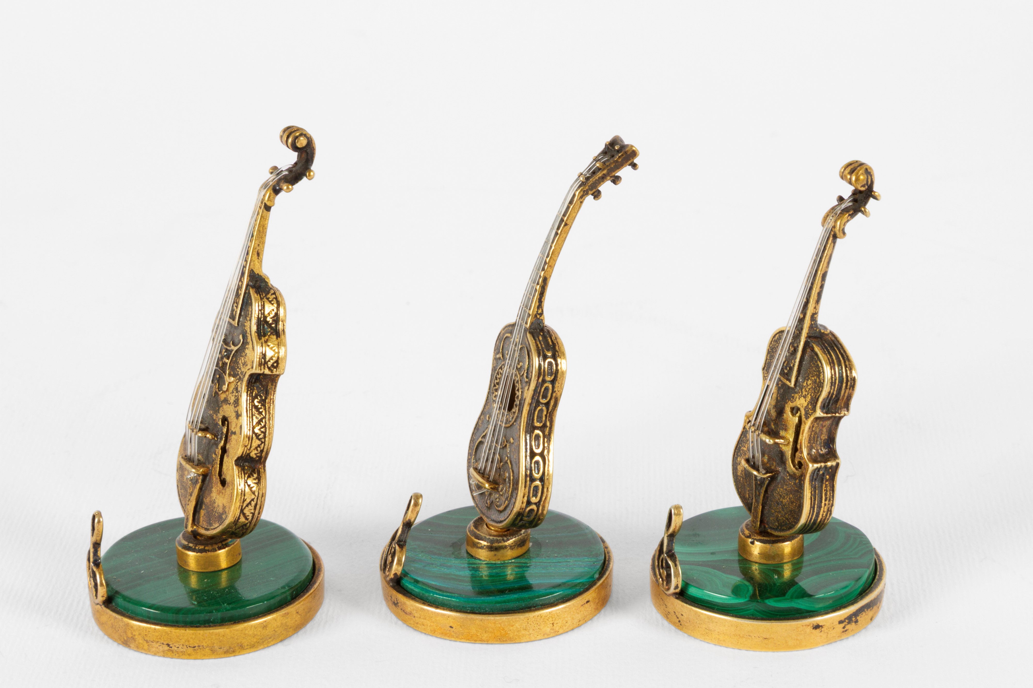 Tre modellini di strumenti musicali, malachite e argento cesellato, XX secolo