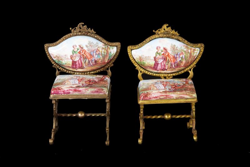 Due modellini di sedie in ottone