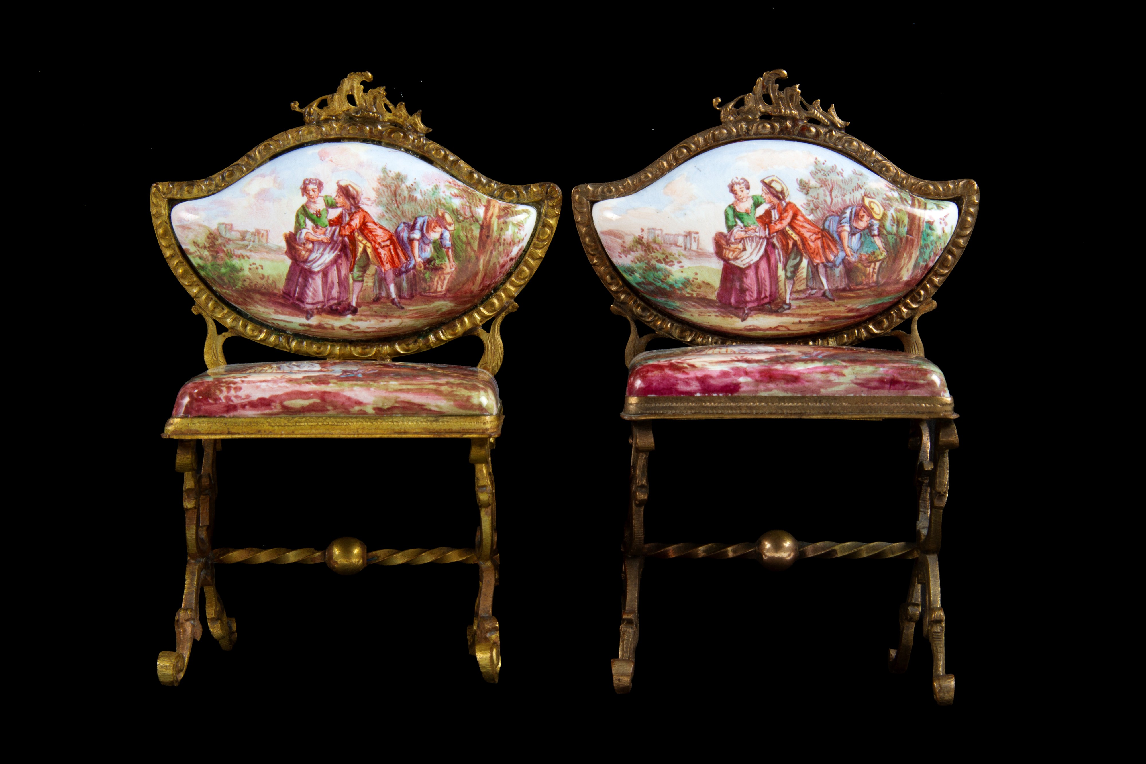 Due modellini di sedie in ottone