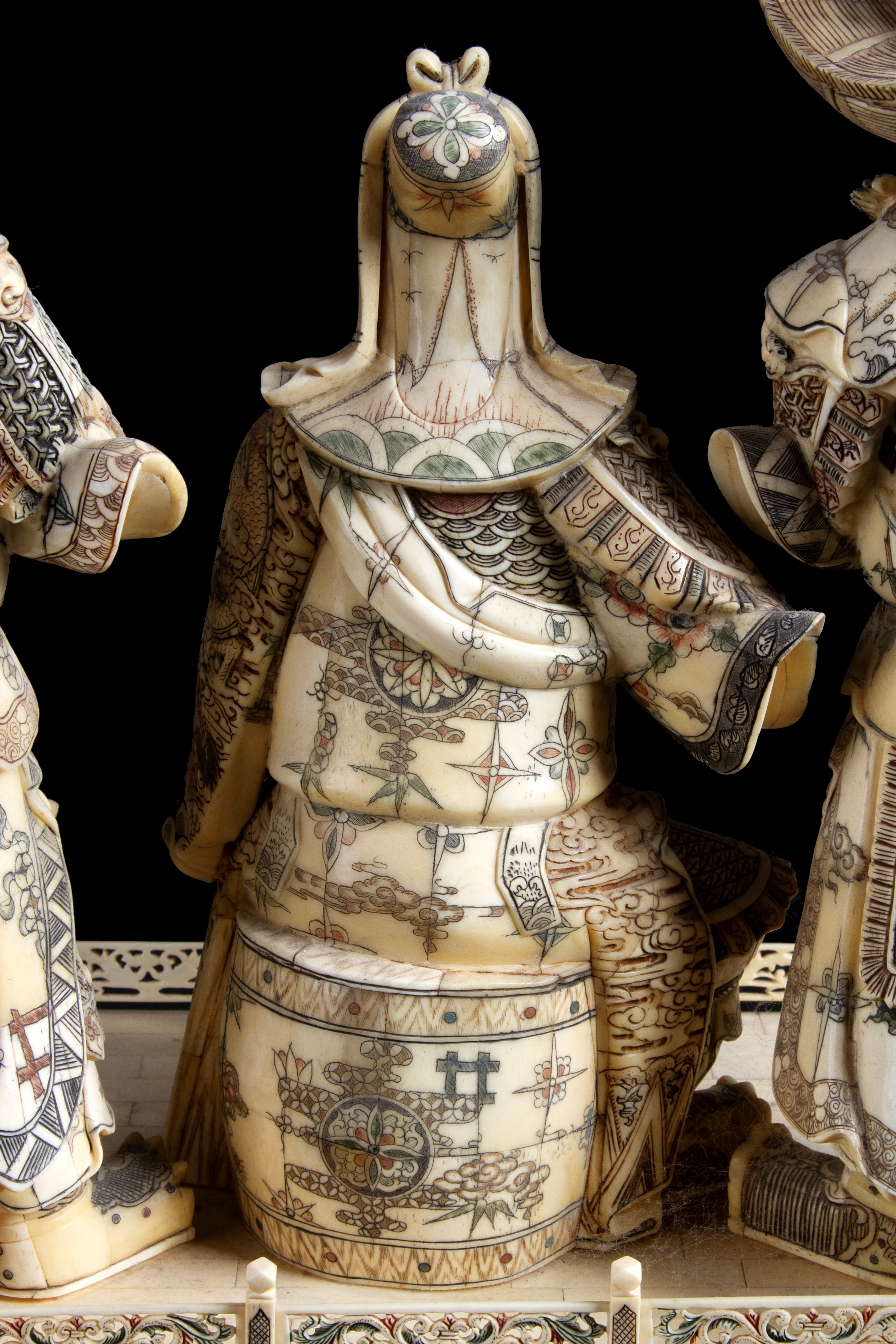 Scultura in osso "SCENA DI CORTE"