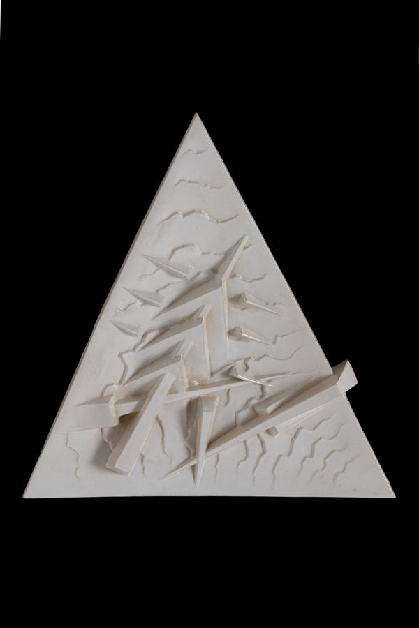 ARNALDO POMODORO - Piatto triangolare bianco