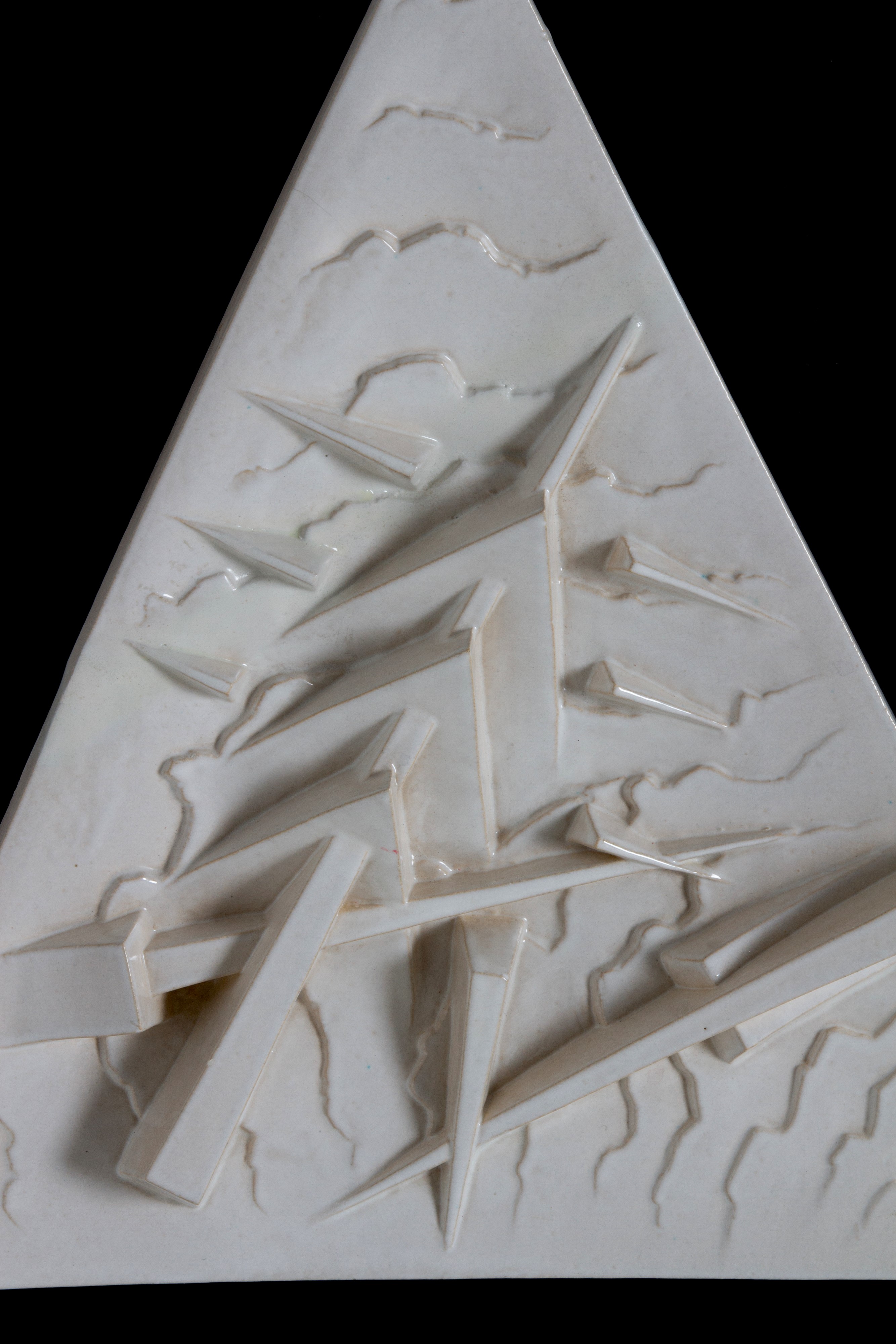Arnaldo Pomodoro - Piatto triangolare in gres smaltato bianco