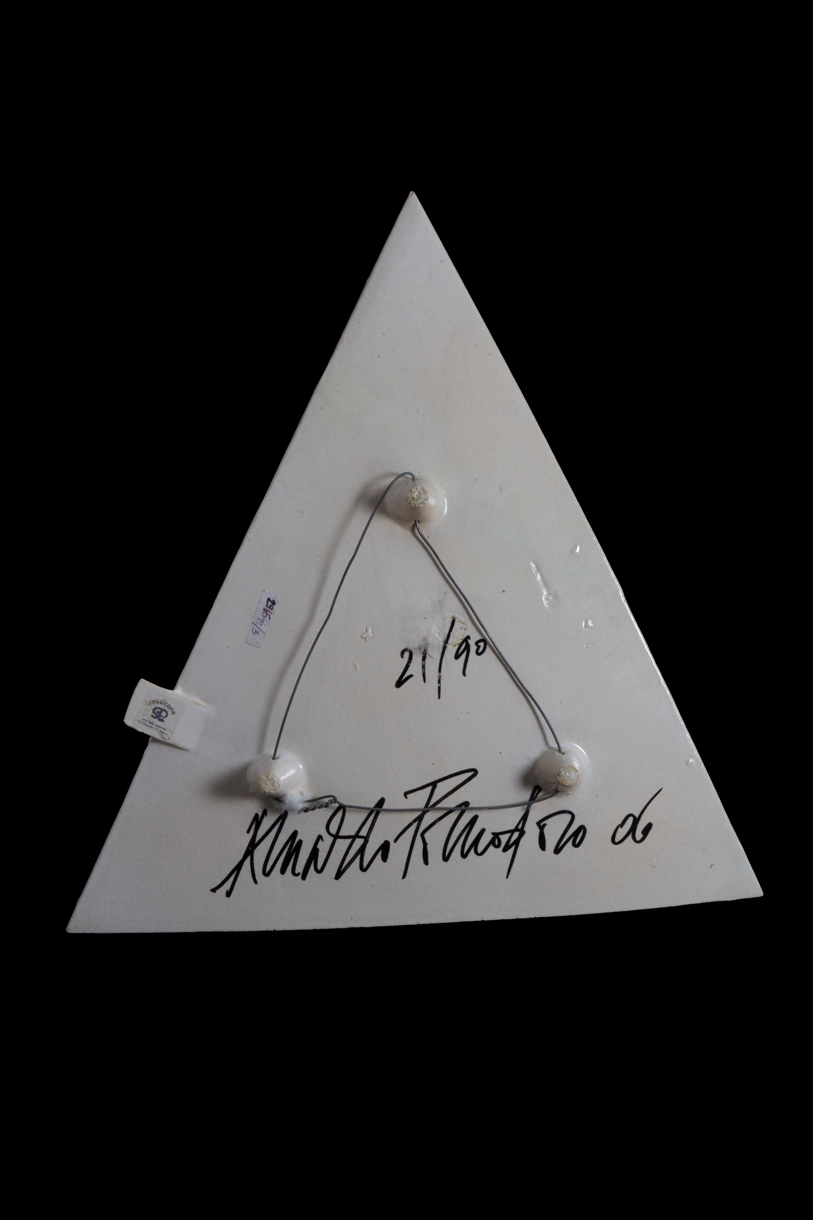 Arnaldo Pomodoro - Piatto triangolare in gres smaltato bianco