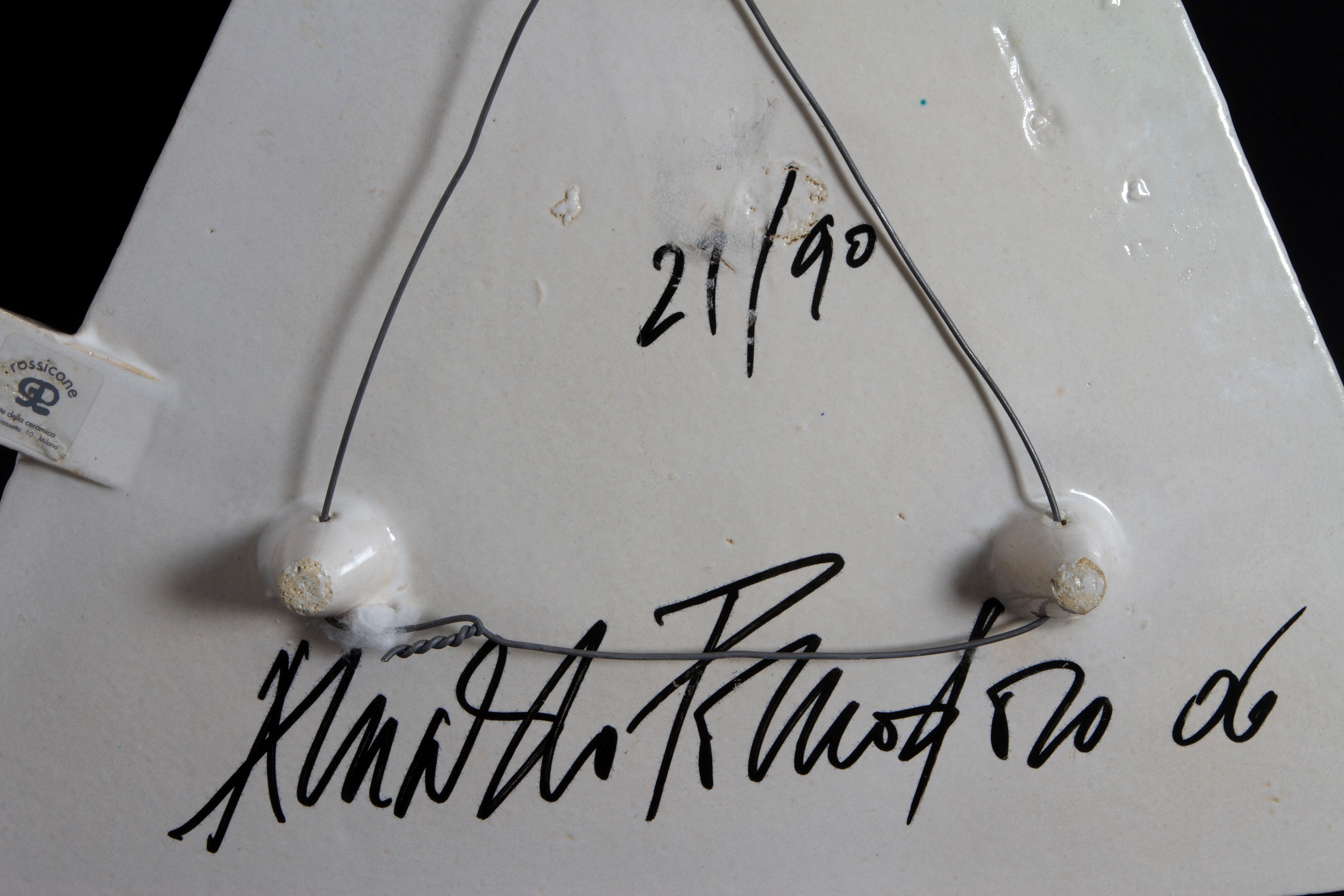 Arnaldo Pomodoro - Piatto triangolare in gres smaltato bianco
