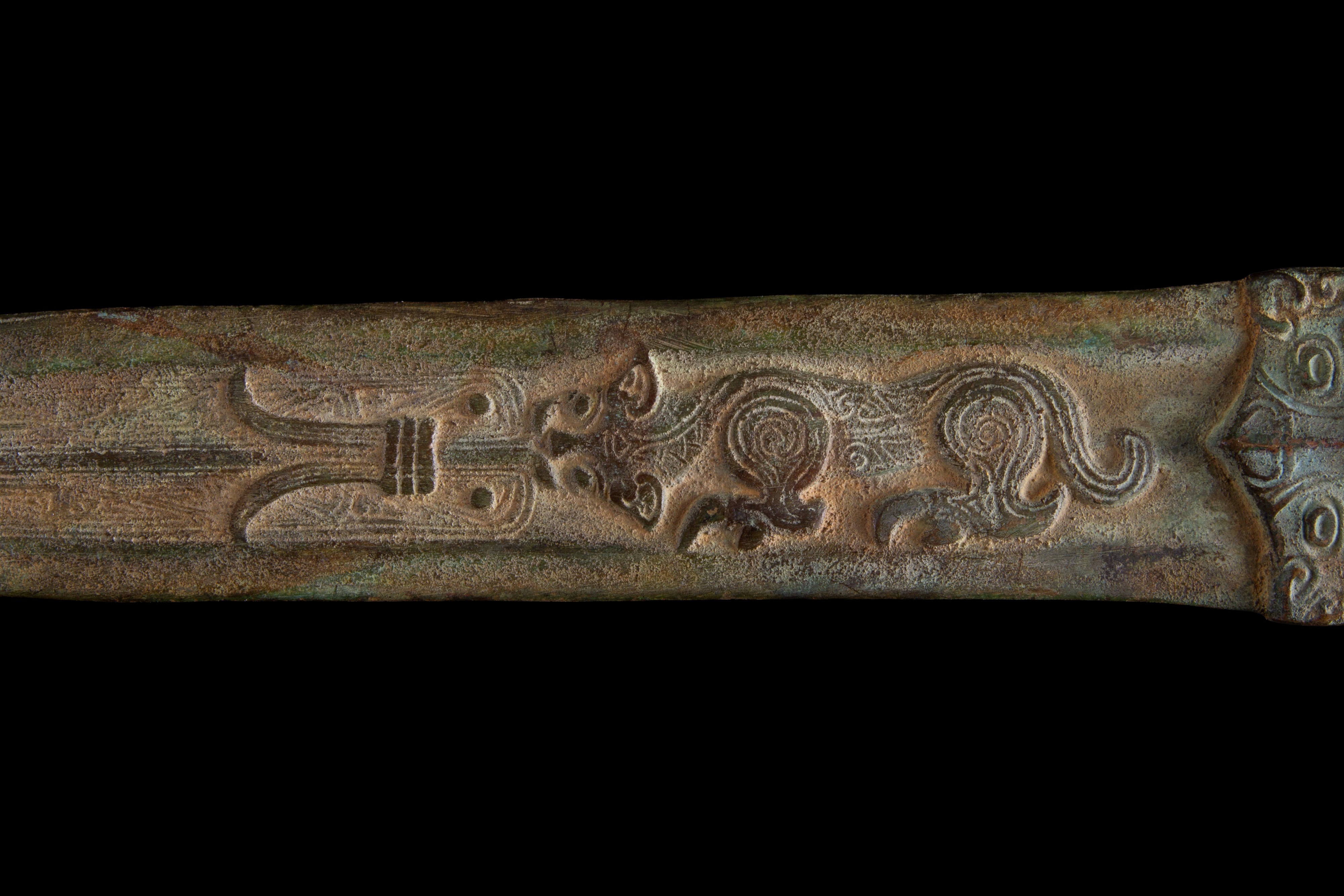 Spada corta in bronzo cesellato