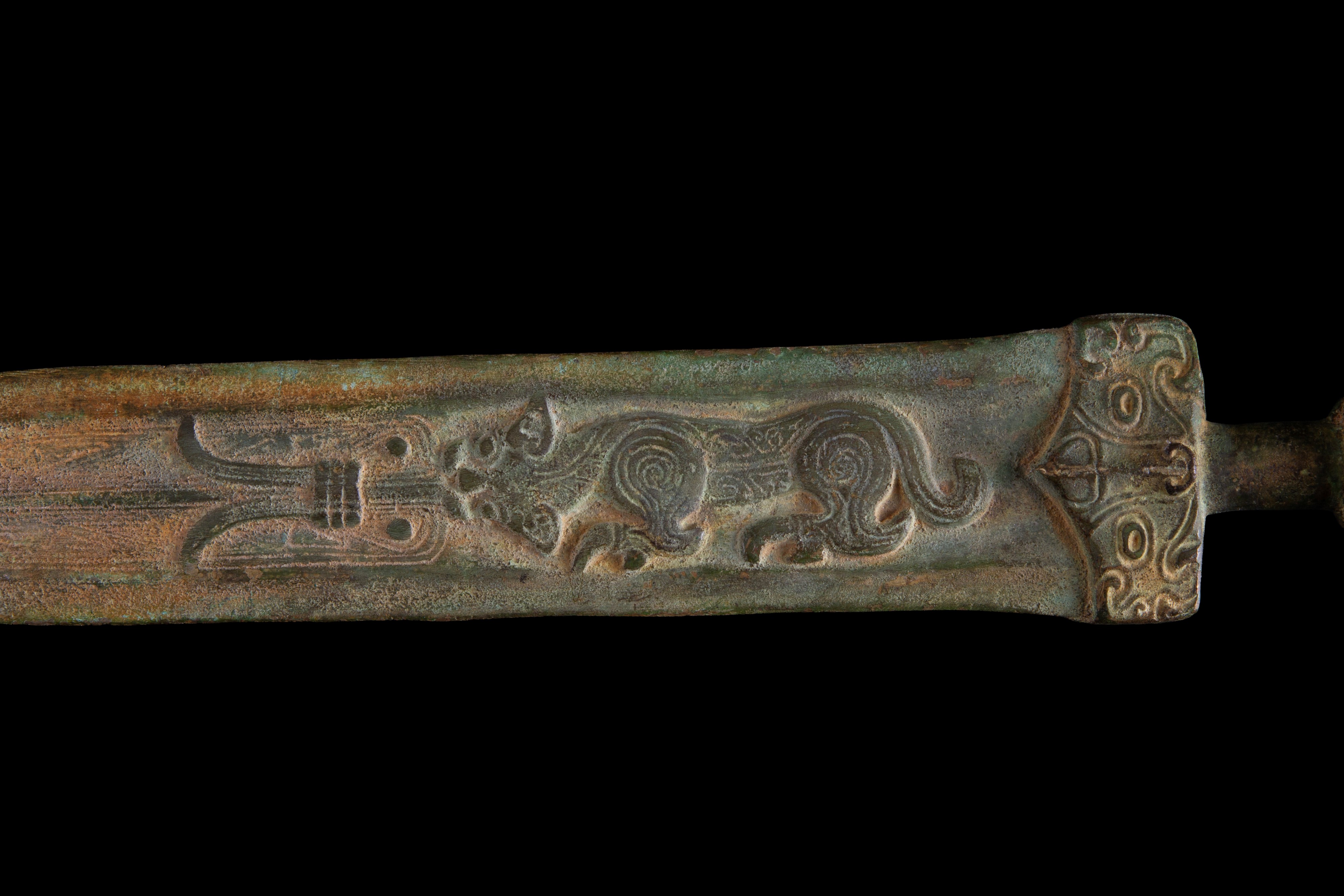 Spada corta in bronzo cesellato