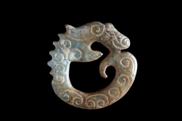 Pendente in giada a forma di drago arrotolato