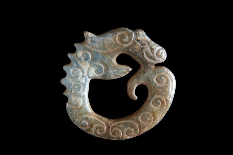 Pendente in giada a forma di drago arrotolato