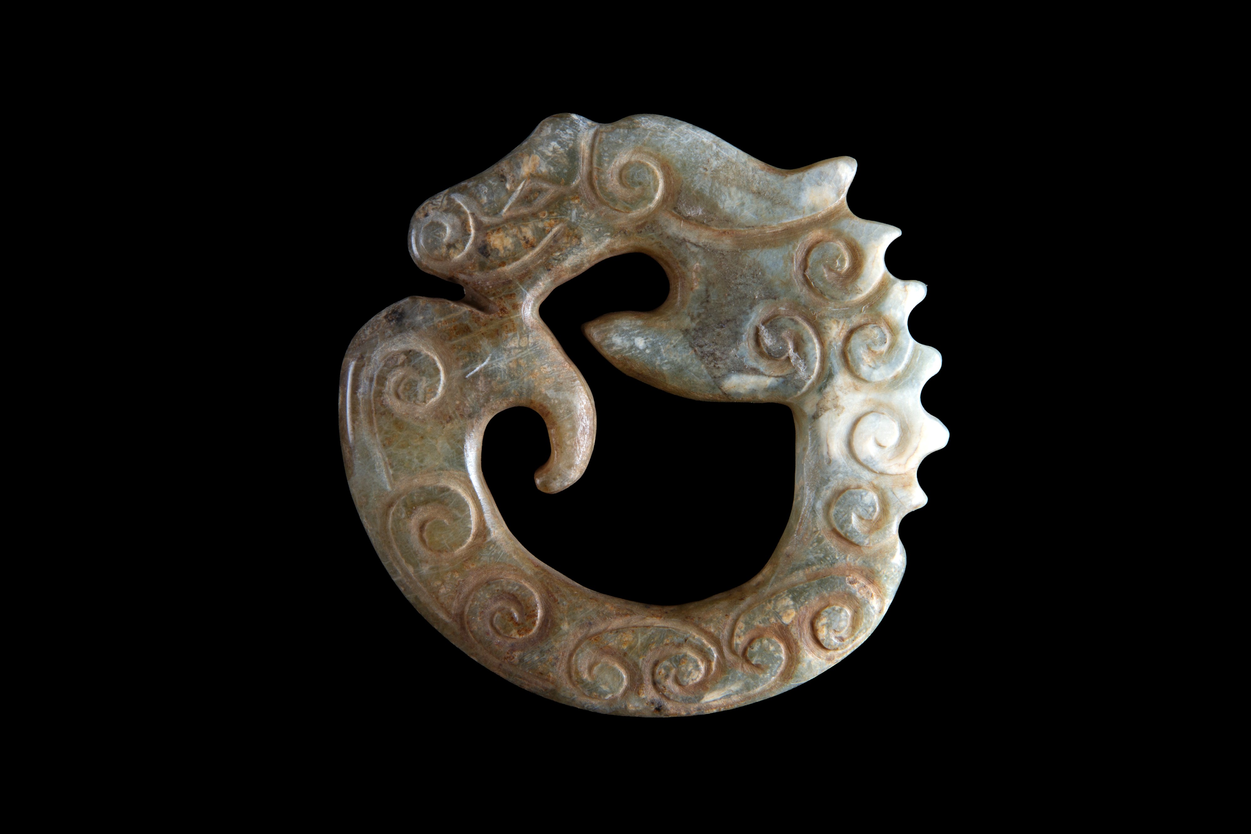 Pendente in giada a forma di drago arrotolato