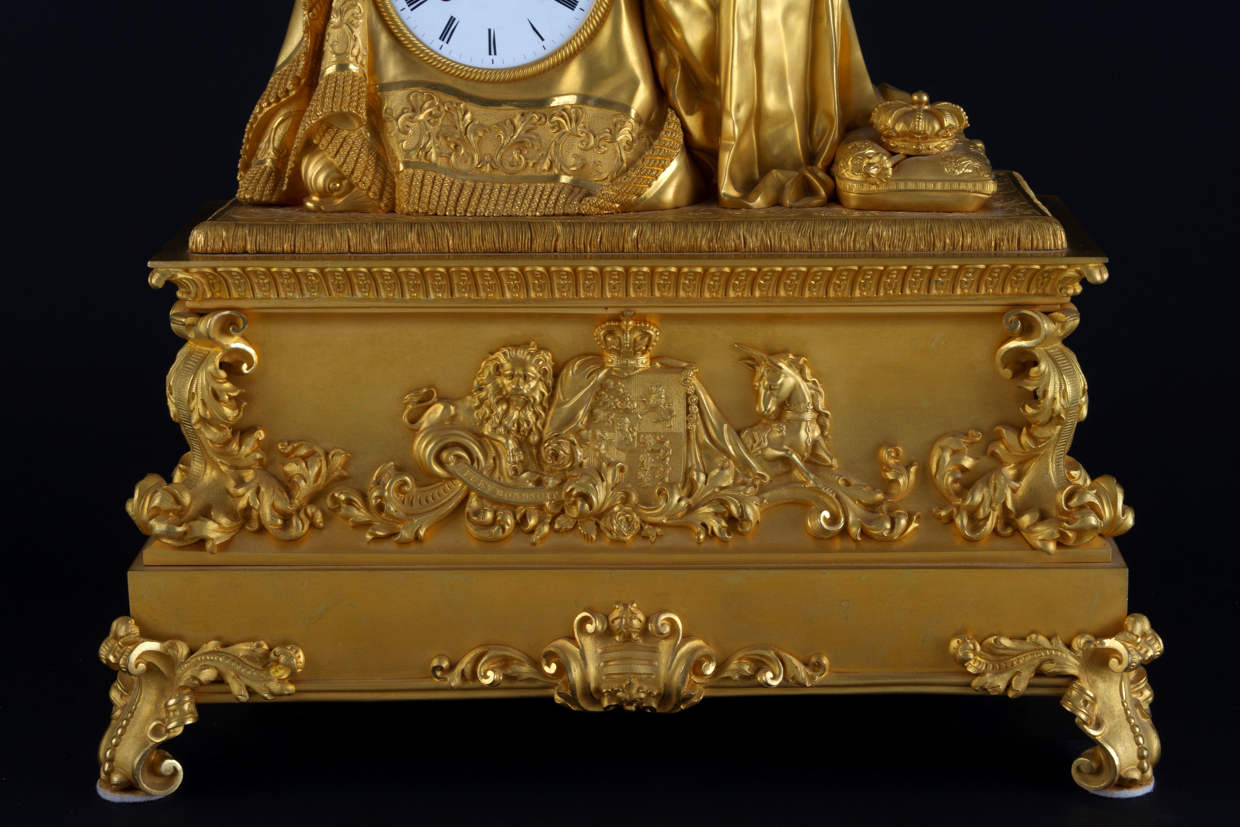 Orologio in bronzo dorato con quadrante in smalto bianco 'Gentildonna'