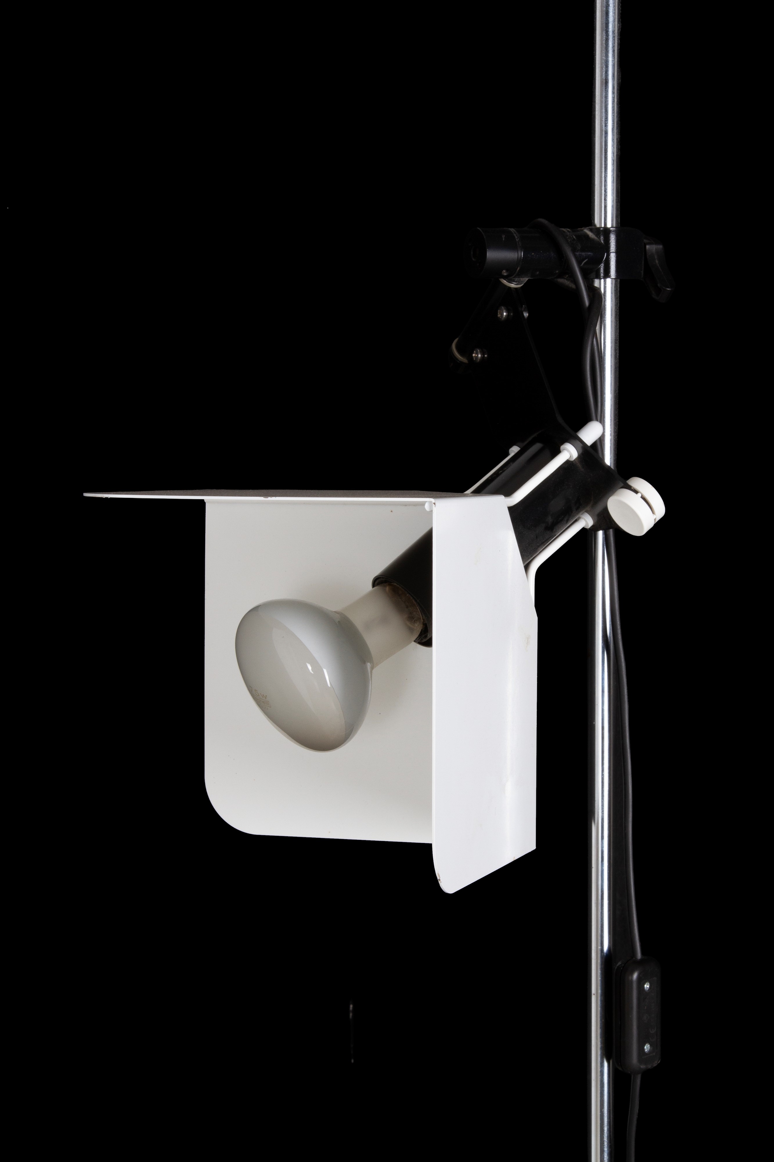 Joe Colombo - Lampada da terra modello Triedro, metallo cromato, diffusore orientabile