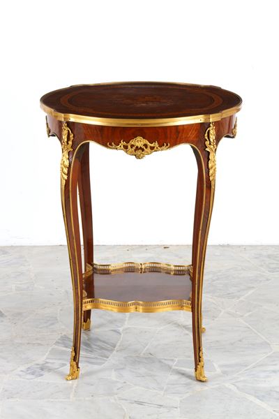 Tavolino in legno lastronato con motivi floreali e guarnizioni in bronzo dorato, XIX secolo